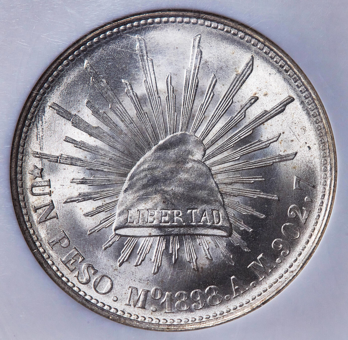 【俄甄集藏】2026年(050)04-01星期三 晚 19:30 全场包邮 墨西哥1898年Mo Am版1比索直边鹰洋大银币，NGC MS65，车轮转光