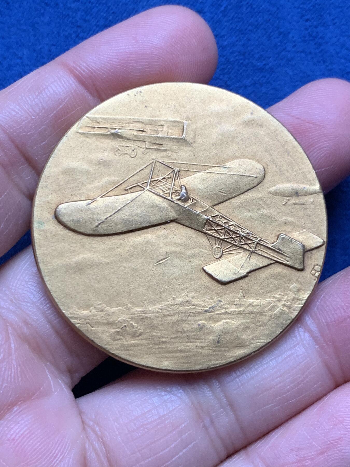 《竞宝斋》第473场 周日，周一 2场连拍 （全场包邮）欢迎送拍 1924年法国航空纪念镀金铜章 46.8克 45.4mm 正方形铜标