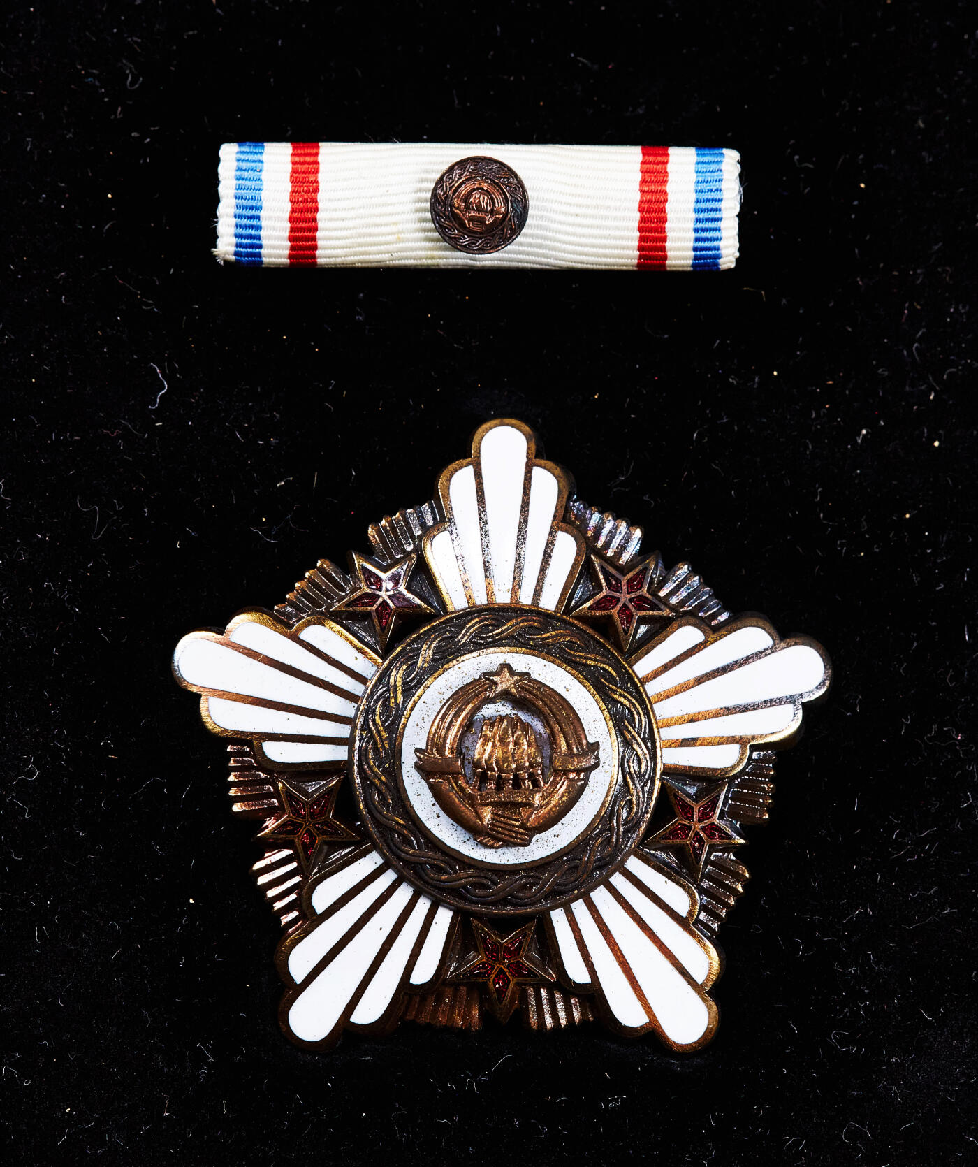 【俄甄集藏】2026年(050)04-01星期三 晚 19:30 全场包邮 南斯拉夫三级共和国勋章，原盒带略，铜质局部镀金珐琅，直径：47mm，重量：27.3克