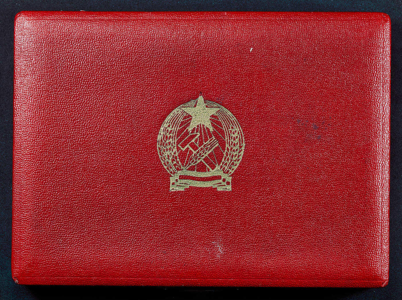 【俄甄集藏】2026年(050)04-01星期三 晚 19:30 全场包邮 匈牙利人民共和国一级共和国勋章，原盒，铜质镀金，局部珐琅，匈牙利人民共和国最高等级勋章，星章直径：70mm，重量：83.5克；挂章直径：43mm，含绶带重量：25克，共发行169枚，该版为1949-1953年早期版