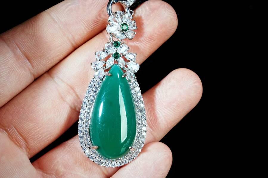 上海都达杂项专场五十八【全场包邮】  天然绿玛瑙水滴吊坠挂件93-90