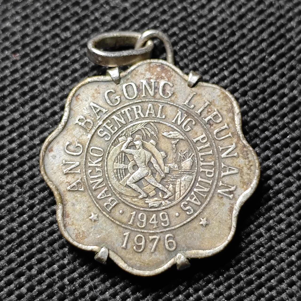 KK钱币收藏小铺   套币专场 2月预留时间 周末发货  1976菲律宾5分铜币 镀银挂件 挂件为银的 总重3.3克 币重2.4克