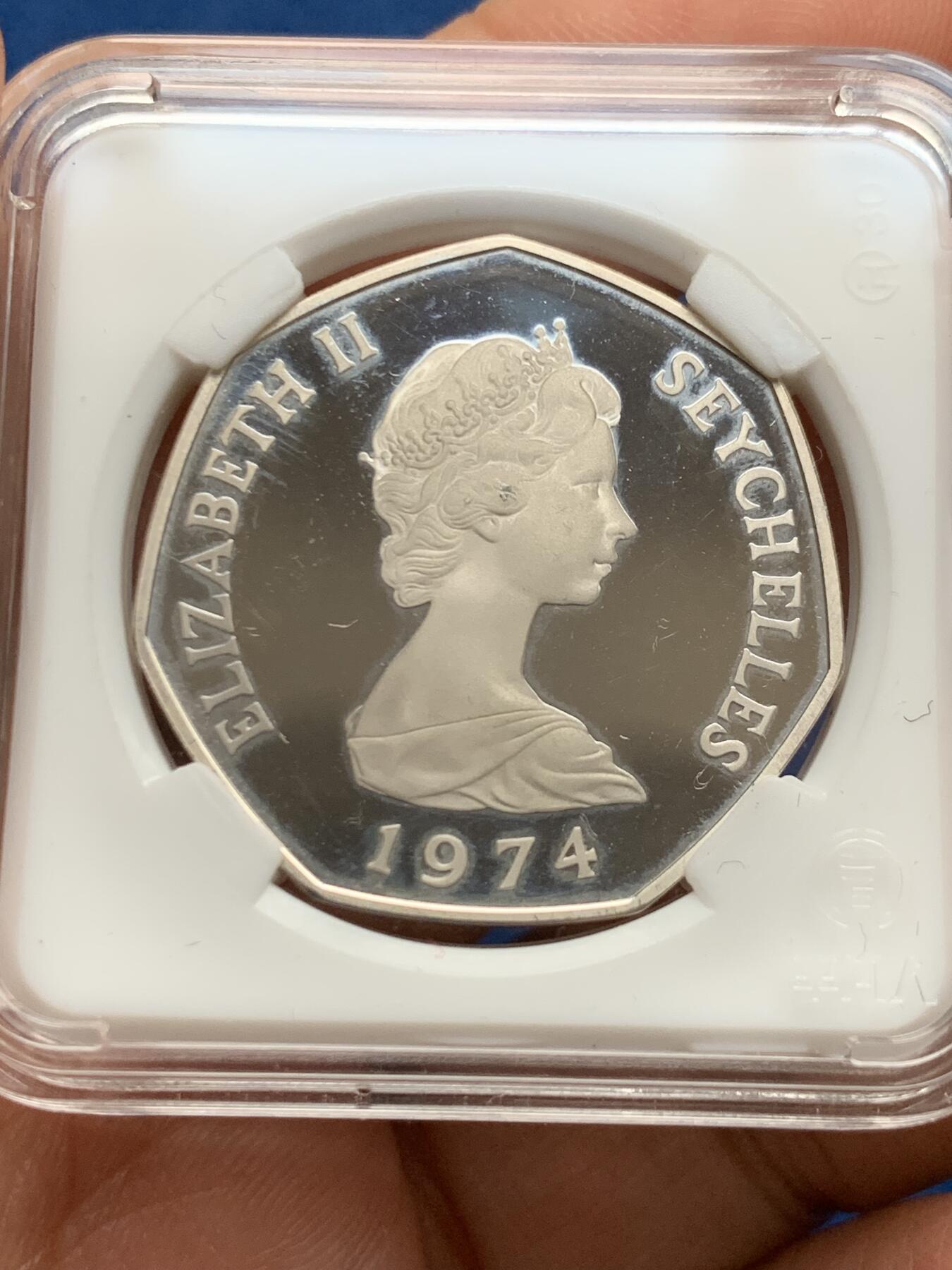 《竞宝斋》第473场 周日，周一 2场连拍 （全场包邮）欢迎送拍 英属塞舌尔1974年5卢比精制银币 极少见的七边形银币 15g 925银 发行量5000枚 少见品种