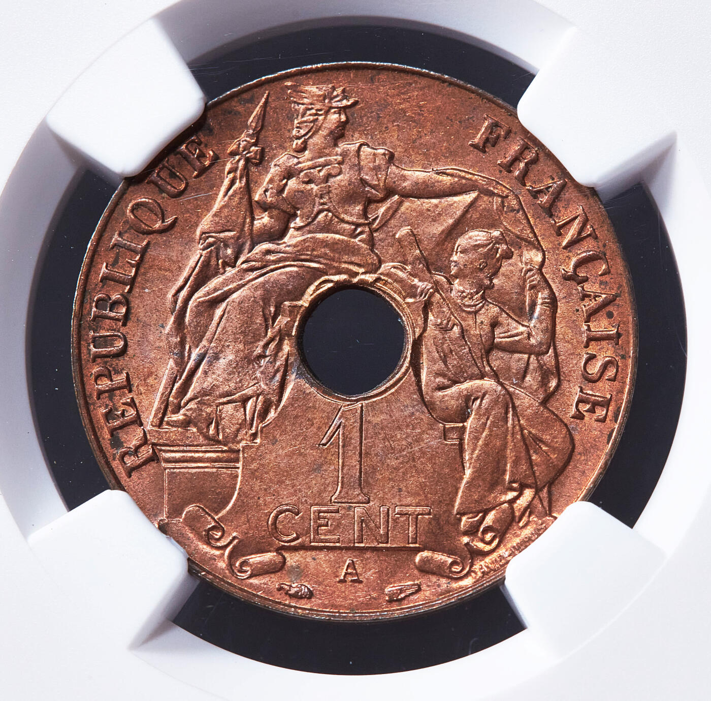 【俄甄集藏】2026年(050)04-01星期三 晚 19:30 全场包邮 法属印度支那1939年A版中孔百分之一（1分）铜币，NGC MS64RB，原铜光难得