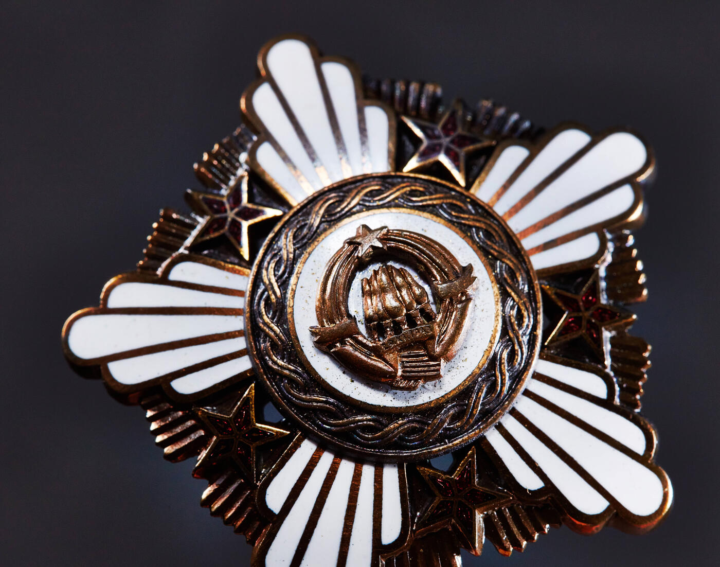 【俄甄集藏】2026年(050)04-01星期三 晚 19:30 全场包邮 南斯拉夫三级共和国勋章，原盒带略，铜质局部镀金珐琅，直径：47mm，重量：27.3克