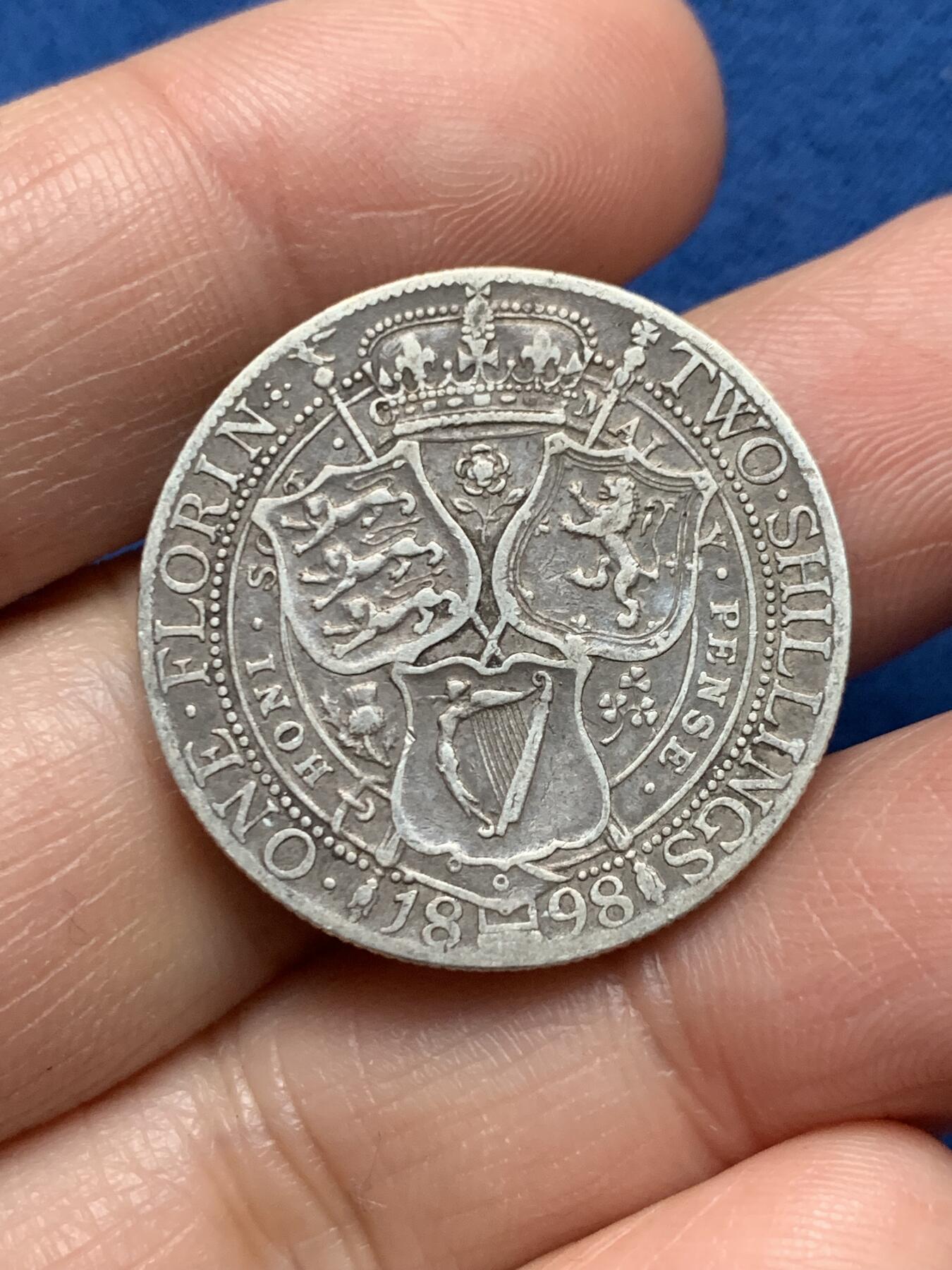 《竞宝斋》第473场 周日，周一 2场连拍 （全场包邮）欢迎送拍 英国1898年维多利亚披纱2先令银币