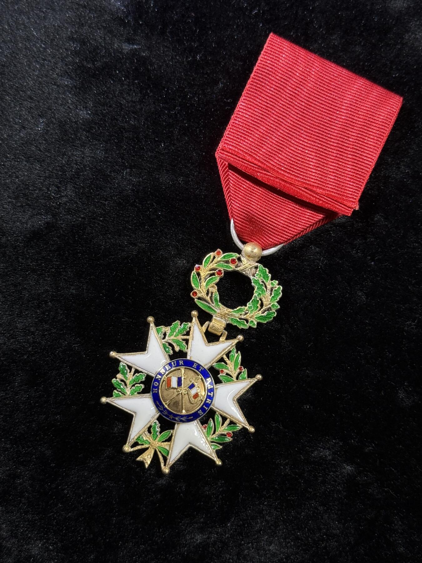 戎马世界章牌大赏，第112期 法国荣誉军团勋章，珠宝商定制立体花环版，银制