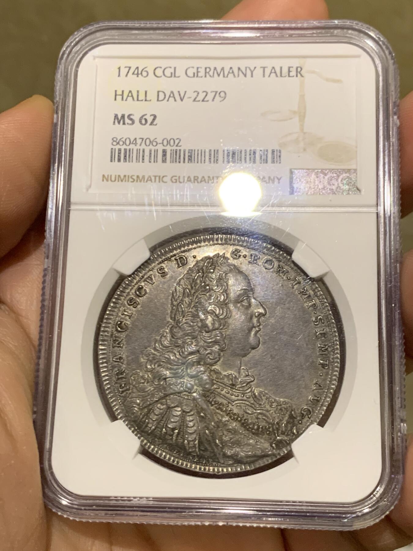 《竞宝斋》第473场 周日，周一 2场连拍 （全场包邮）欢迎送拍 NGC MS62 神圣罗马帝国 1746年 德国 哈尔自由市三盾徽大泰勒银币 发行量仅800枚 精细高浮雕神罗皇帝的弗朗西斯一世（玛利亚特蕾莎的丈夫）包浆深邃 高点保持的很好 感觉低评