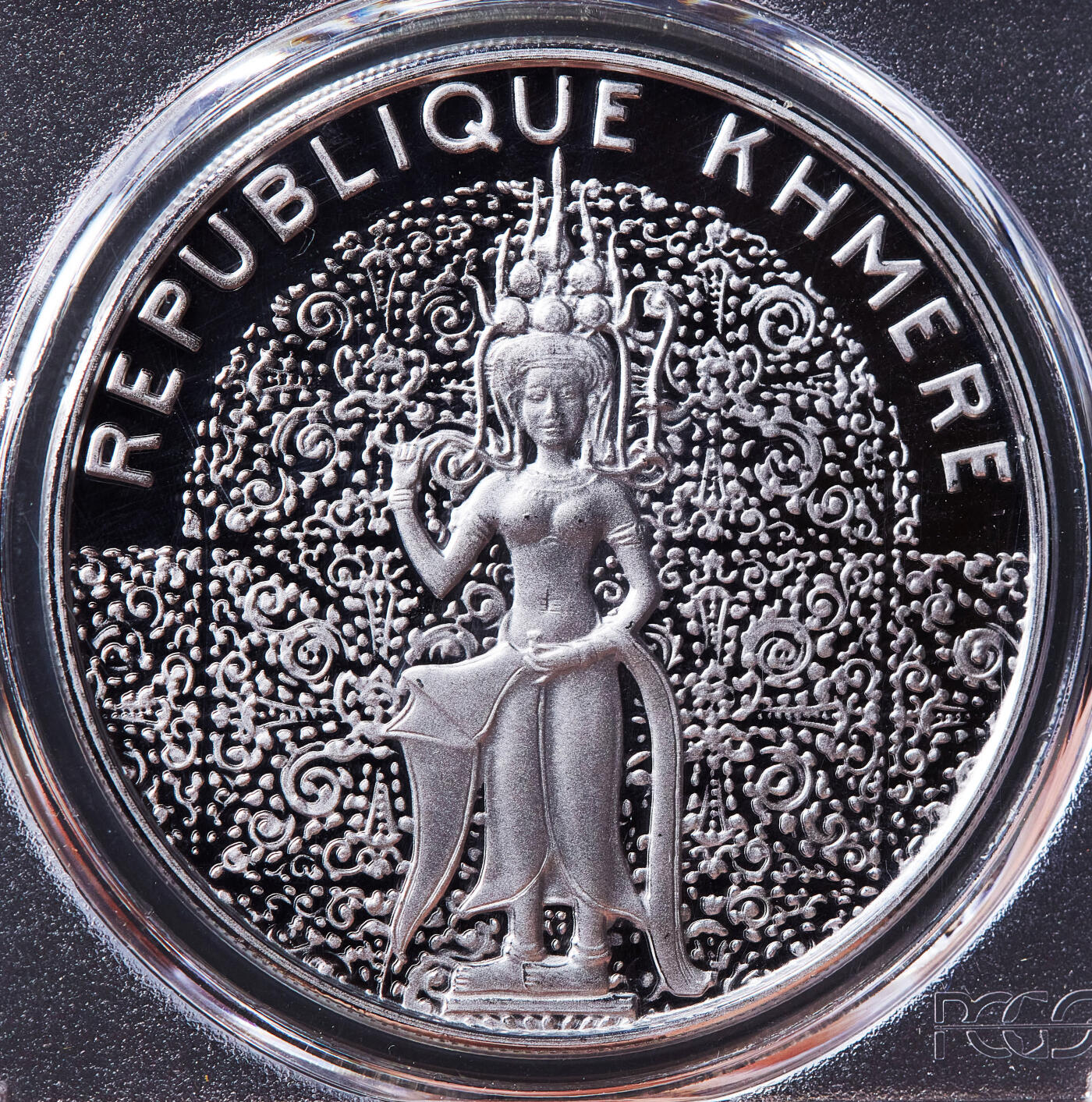 【俄甄集藏】2026年(050)04-01星期三 晚 19:30 全场包邮 柬埔寨1974年纪念高棉共和国5000、10000瑞尔精制纪念银币4枚一套，PCGS PR66-PR69DC，题材分别为仙女舞者、吴哥窟、总统朗诺，仙女舞者单尊，重19.01克/38.03克，925银，发行量均为800枚，稀有品种