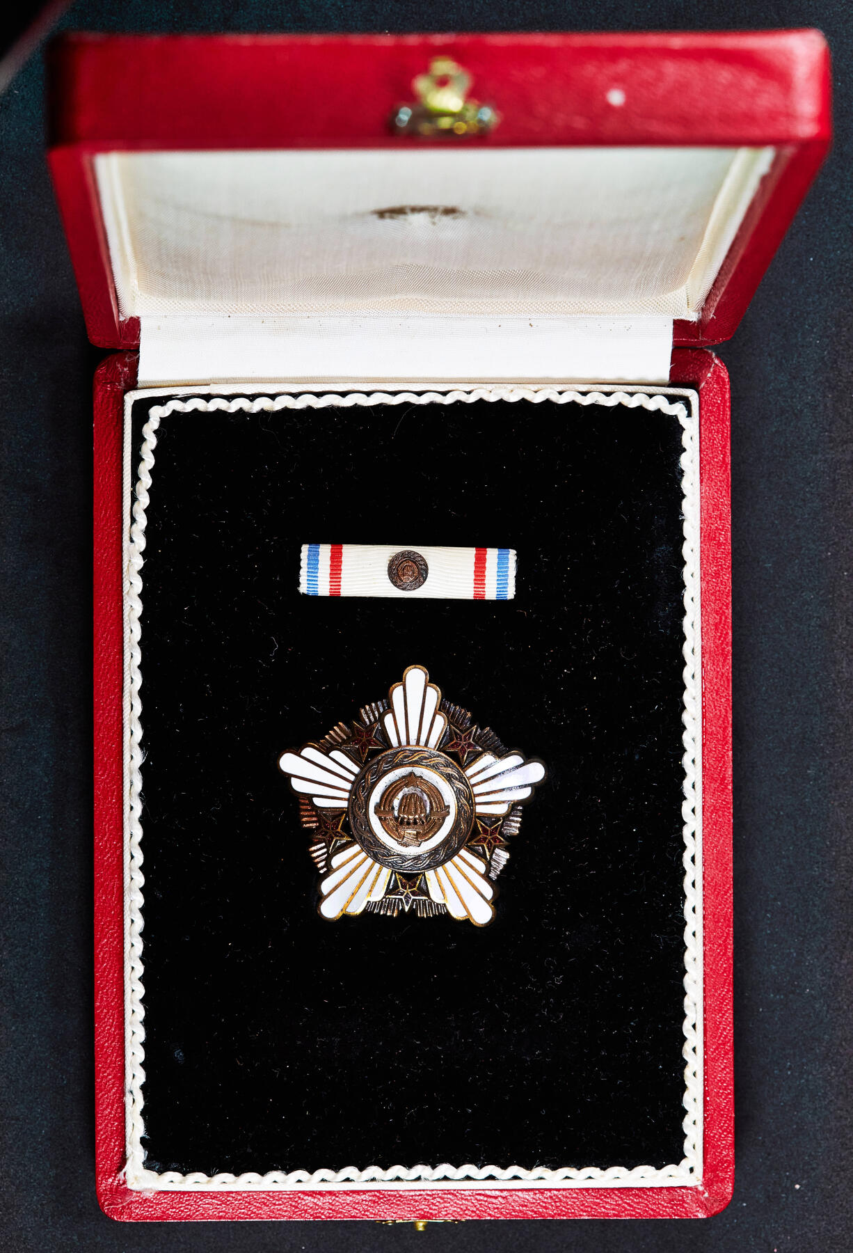 【俄甄集藏】2026年(050)04-01星期三 晚 19:30 全场包邮 南斯拉夫三级共和国勋章，原盒带略，铜质局部镀金珐琅，直径：47mm，重量：27.3克