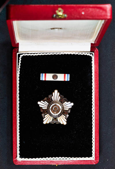 【俄甄集藏】2026年(050)04-01星期三 晚 19:30 全场包邮 - 南斯拉夫三级共和国勋章，原盒带略，铜质局部镀金珐琅，直径：47mm，重量：27.3克