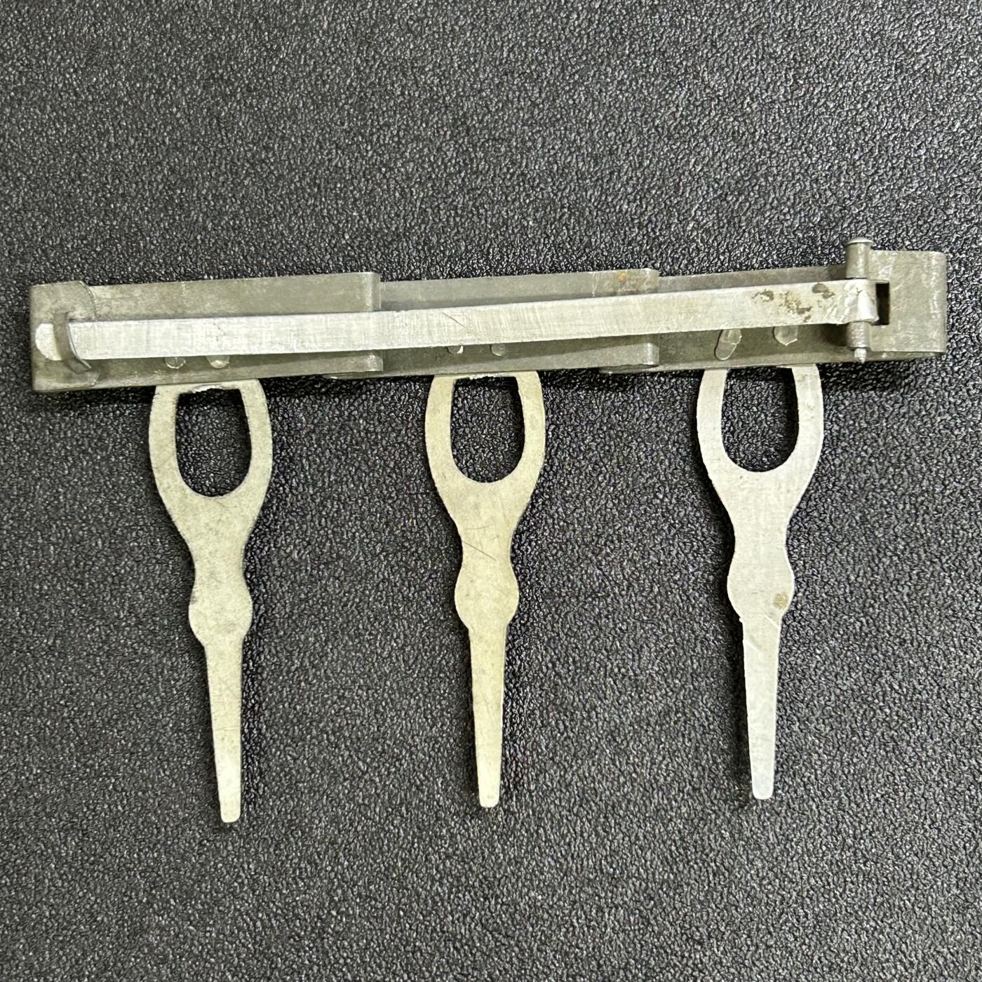 西秦中古拍卖第八十一期  不忘历史·抗战收藏 抗战时期日本三联勋章架 勋章挂板