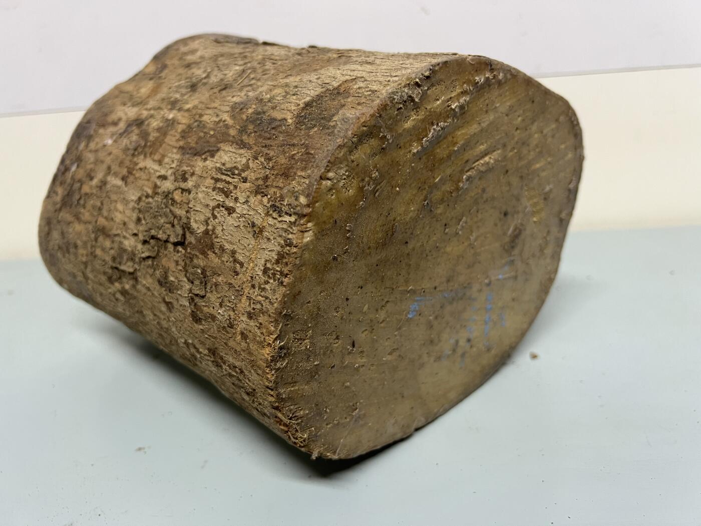 零元拍：金丝楠圆墩凳子摆件，重量3.3公斤。高：200高/190/205MM。抛光后金灿灿满香。最后图为成品效果图，如果带点瘤，意味着花纹更漂亮。抛光后金灿灿满香。最后两图为成品效果。