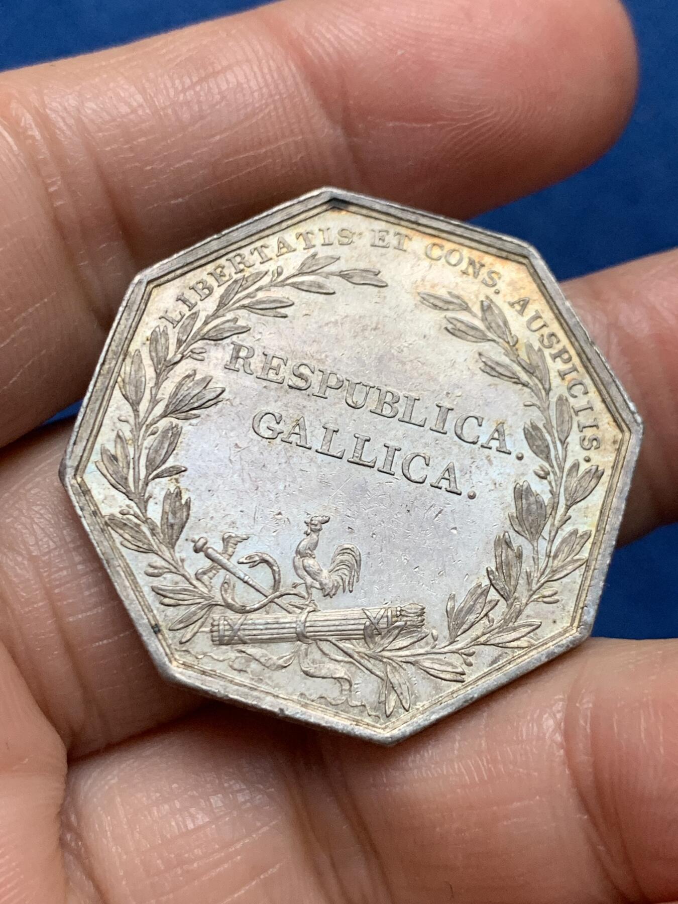 《竞宝斋》第473场 周日，周一 2场连拍 （全场包邮）欢迎送拍 法国波尔多商会八角银质代币，早期原铸无边铭，15克，33mm