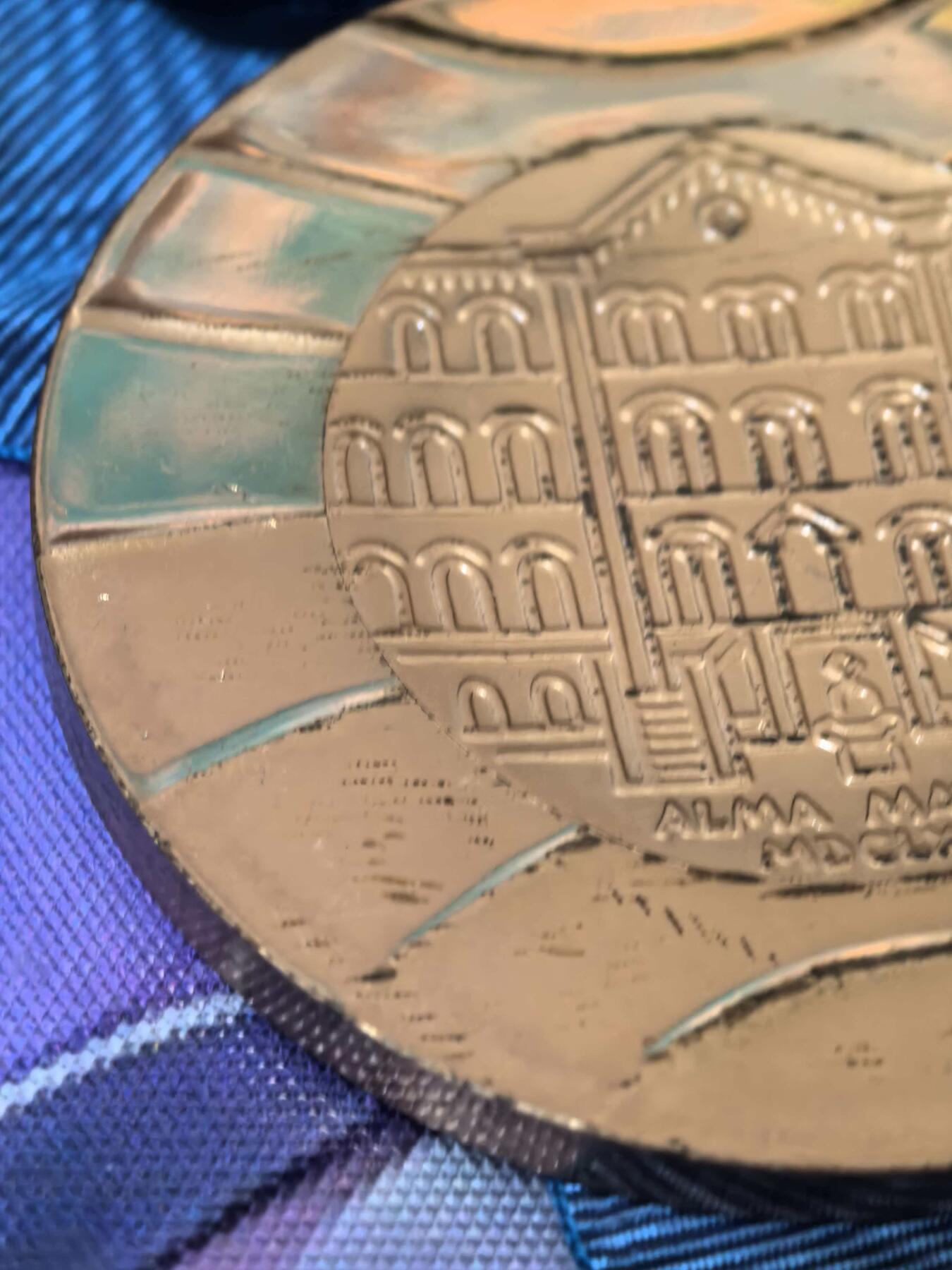 苏联勋章奖章拍卖 本次有亚捏，空军军服，国际运动员等好货 不要错过 3月20日晚上九点结束在麦稀奇 找不到的加我qq或者微信都是184277308备注苏章拍卖。 1987年萨格勒布世界大学生运动会铜质奖牌 这枚为莫斯科大学定制版铜牌 挺少见的 重量接近150克 国际市场价值很高 有兴趣的可以自己找下资料