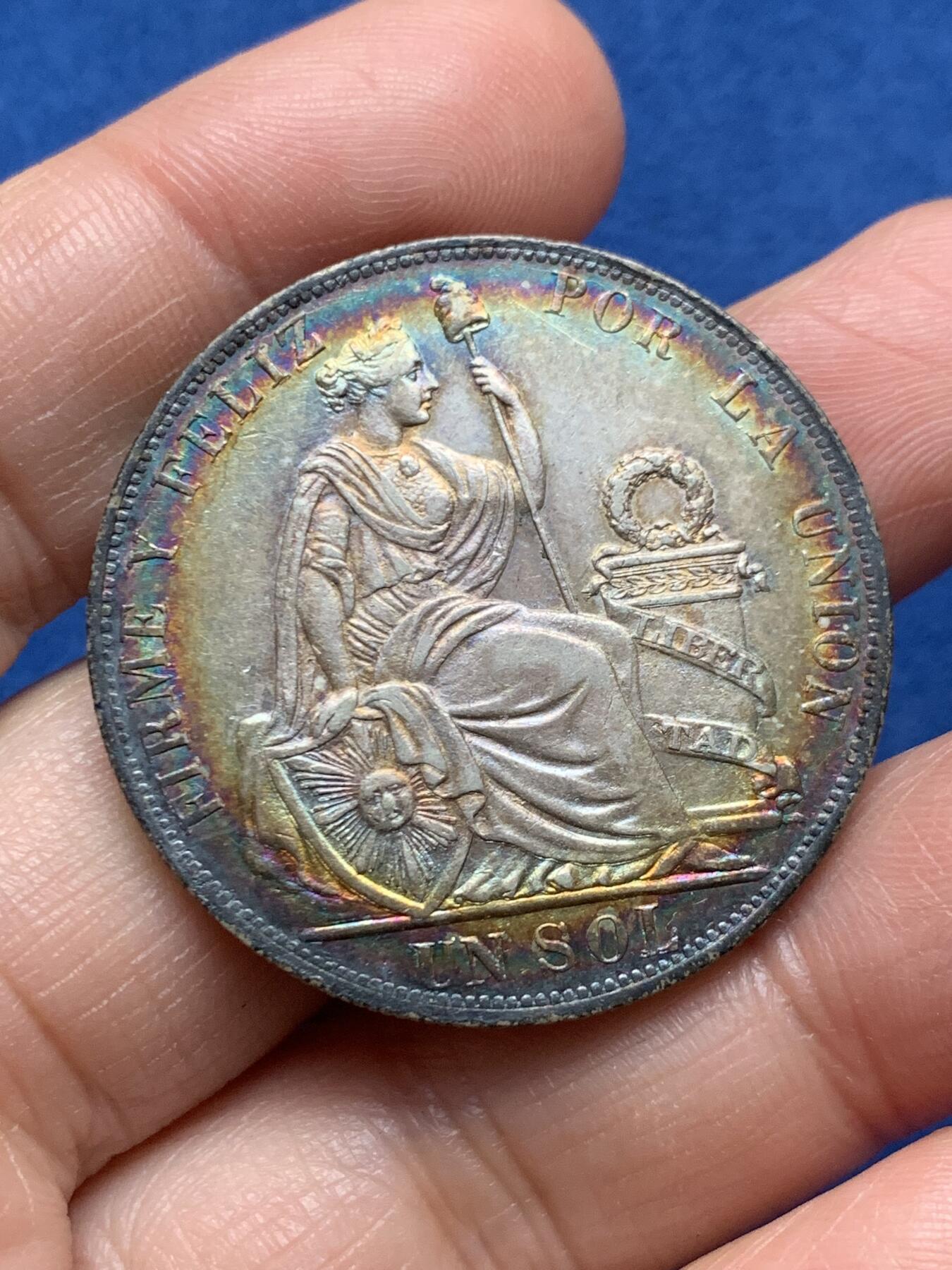 《竞宝斋》第473场 周日，周一 2场连拍 （全场包邮）欢迎送拍 环彩秘鲁1890年坐人女神1比索银币，高银版本