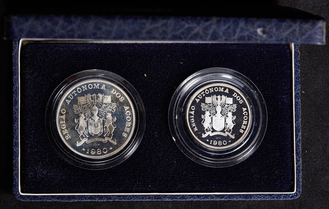 【俄甄集藏】2026年(050)04-01星期三 晚 19:30 全场包邮 葡萄牙1980年纪念亚述尔群岛自治区25、100埃斯库多精制银币2枚套，原盒证，重量：11克/16.5克，925银，发行量20000套，少见品种