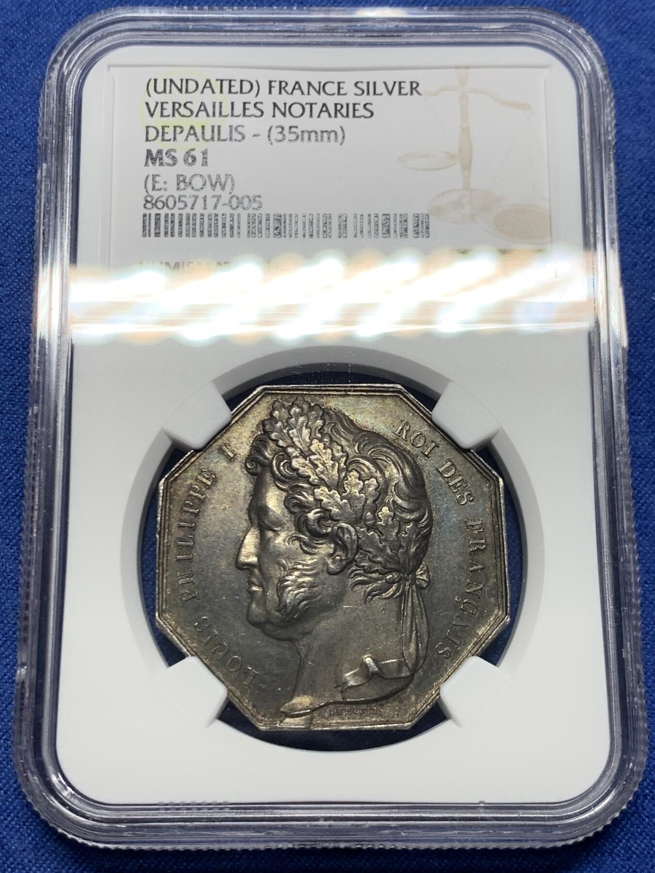 《竞宝斋》第473场 周日，周一 2场连拍 （全场包邮）欢迎送拍 NGC MS61 法国凡尔赛公证人协会银质代币，少见BOW边铭，中央图案为法国国王路易·菲利普一世的侧面头像，头像细节清晰，发丝与冠冕刻画精致，边缘铭文“LOUIS PHILIPPE I ROI DES FRANCAIS”表明其身份。