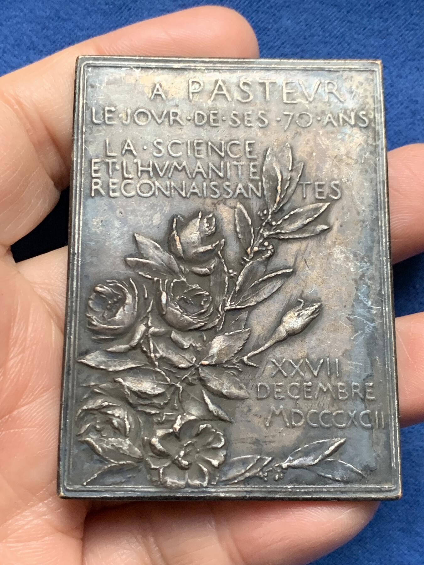 《竞宝斋》第473场 周日，周一 2场连拍 （全场包邮）欢迎送拍 1892年奥斯卡罗蒂作 路易-巴斯德诞辰70周年方型镀银大铜章 73.2克 48*67mm 丰饶角铜标