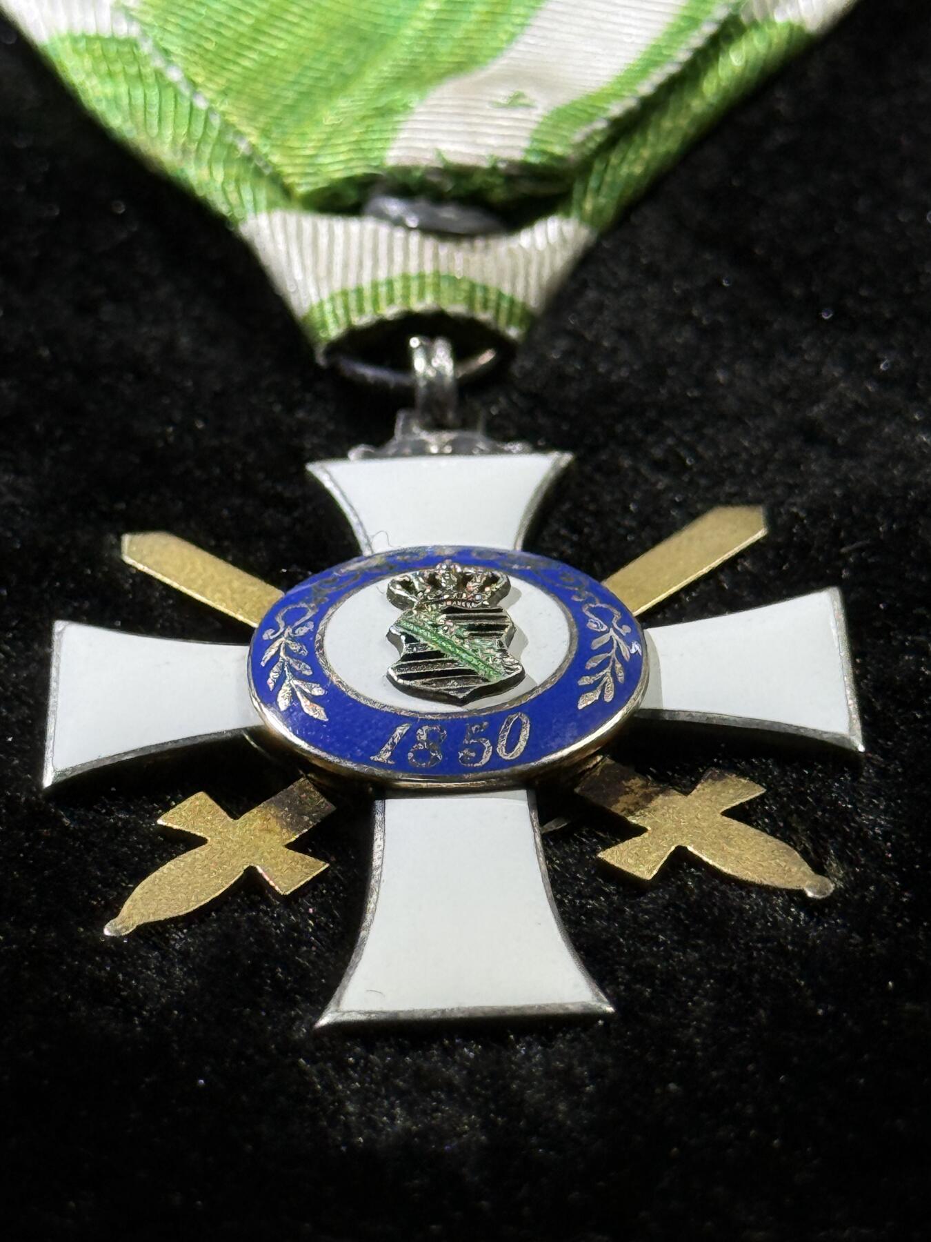 戎马世界章牌大赏，第112期 萨克森王国阿尔伯特勋章，军事版骑士二级，1850年12月31日由萨克森国王Frederick Augustus II设立，以纪念他的前任大公Albert III逝世350周年，1866年因普奥战争增加双剑，授予军事英勇功绩。