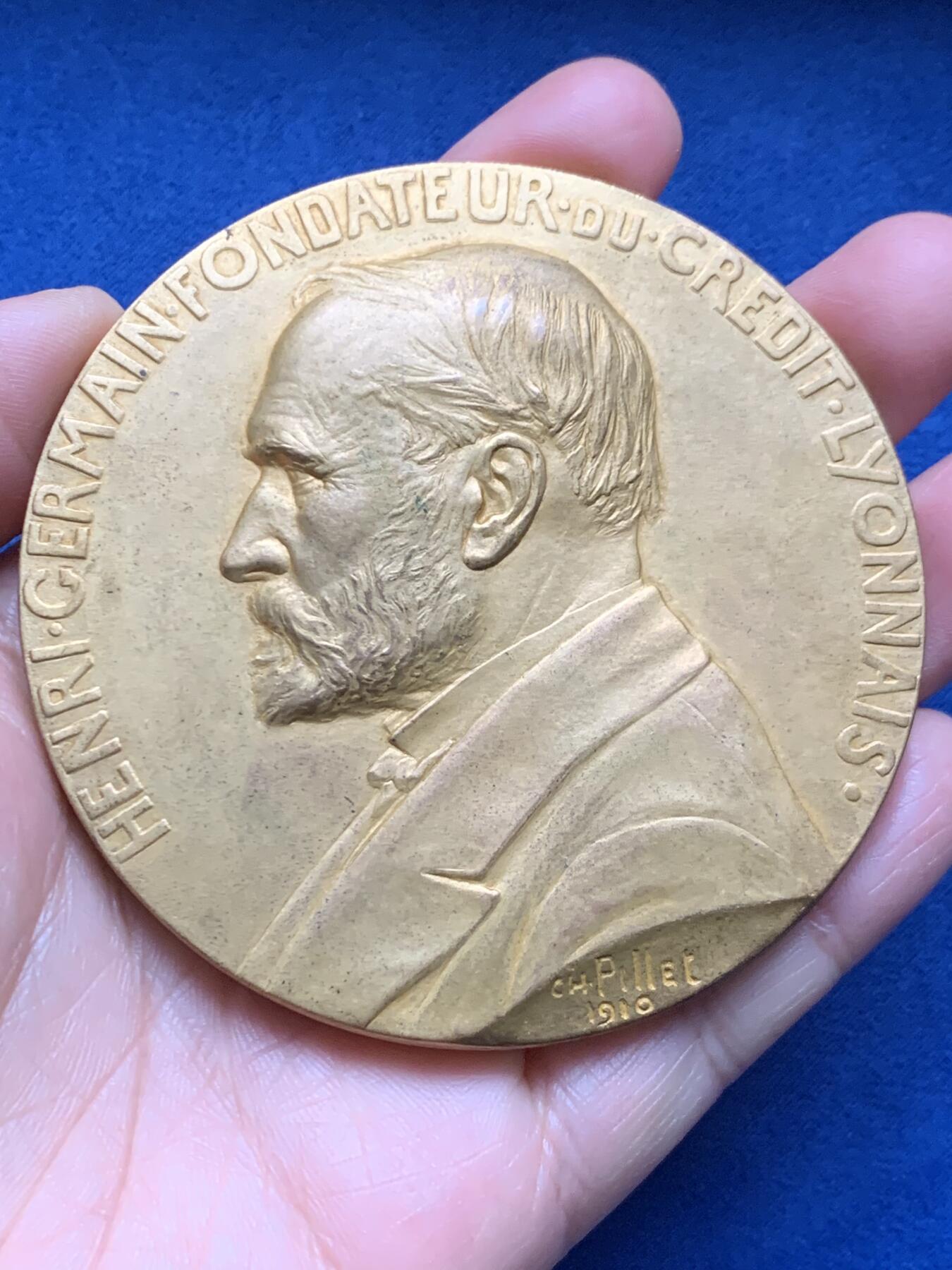 《竞宝斋》第473场 周日，周一 2场连拍 （全场包邮）欢迎送拍 法国1910年里昂银行镀金大铜章，80.5mm，242.7克，巨大规格，厚重压手，Pillet经典作品。人物发丝胡须细节极美，徽章繁复华丽。全品好状态，镀层状态极佳。