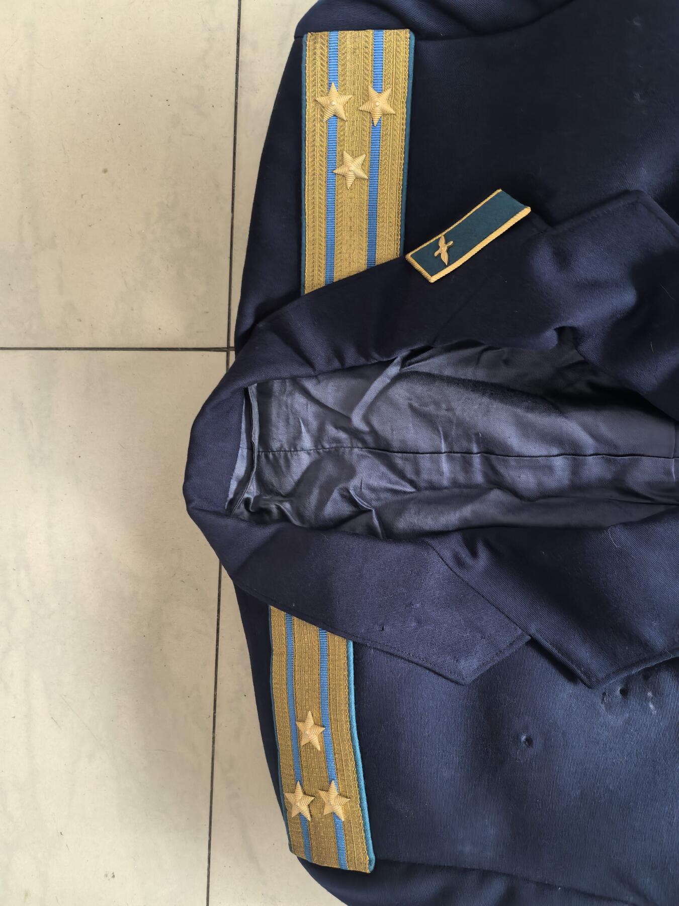 苏联勋章奖章拍卖 本次有亚捏，空军军服，国际运动员等好货 不要错过 3月20日晚上九点结束在麦稀奇 找不到的加我qq或者微信都是184277308备注苏章拍卖。 苏联空军上校军服上衣 大概尺寸175  保存完好 没有破损 领章少一个找不到了其他都很好 右胸有几个佩戴勋章的眼 衣服可以说保存的非常好照片一起给不保证是本人 20✘25大尺寸