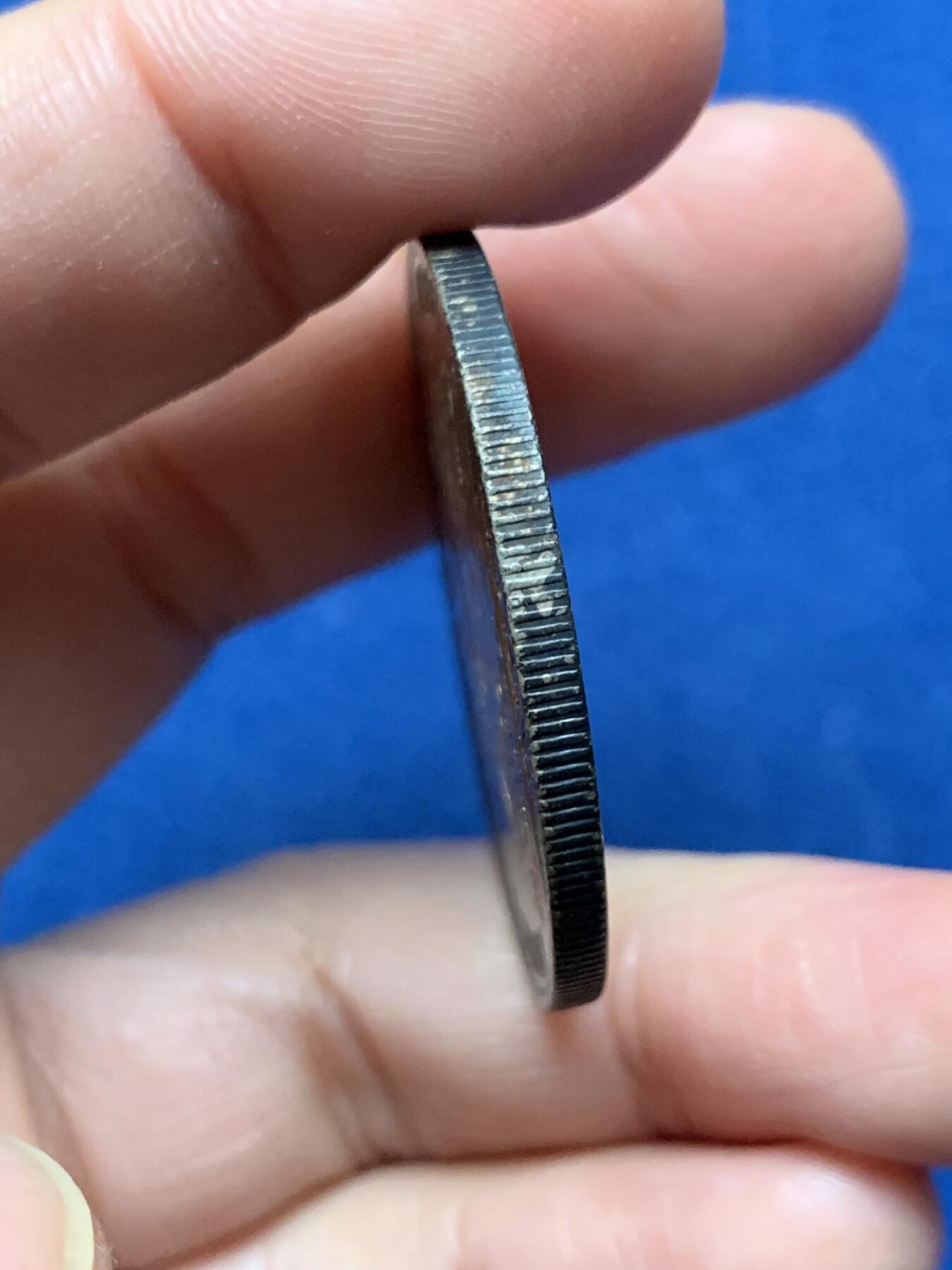 《竞宝斋》第473场 周日，周一 2场连拍 （全场包邮）欢迎送拍 环彩秘鲁1890年坐人女神1比索银币，高银版本