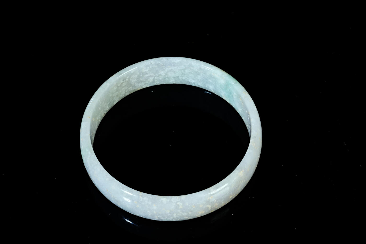 上海都达杂项专场五十八【全场包邮】  天然冰种飘绿翡翠（A货）宽手镯 附鉴定证书93-16