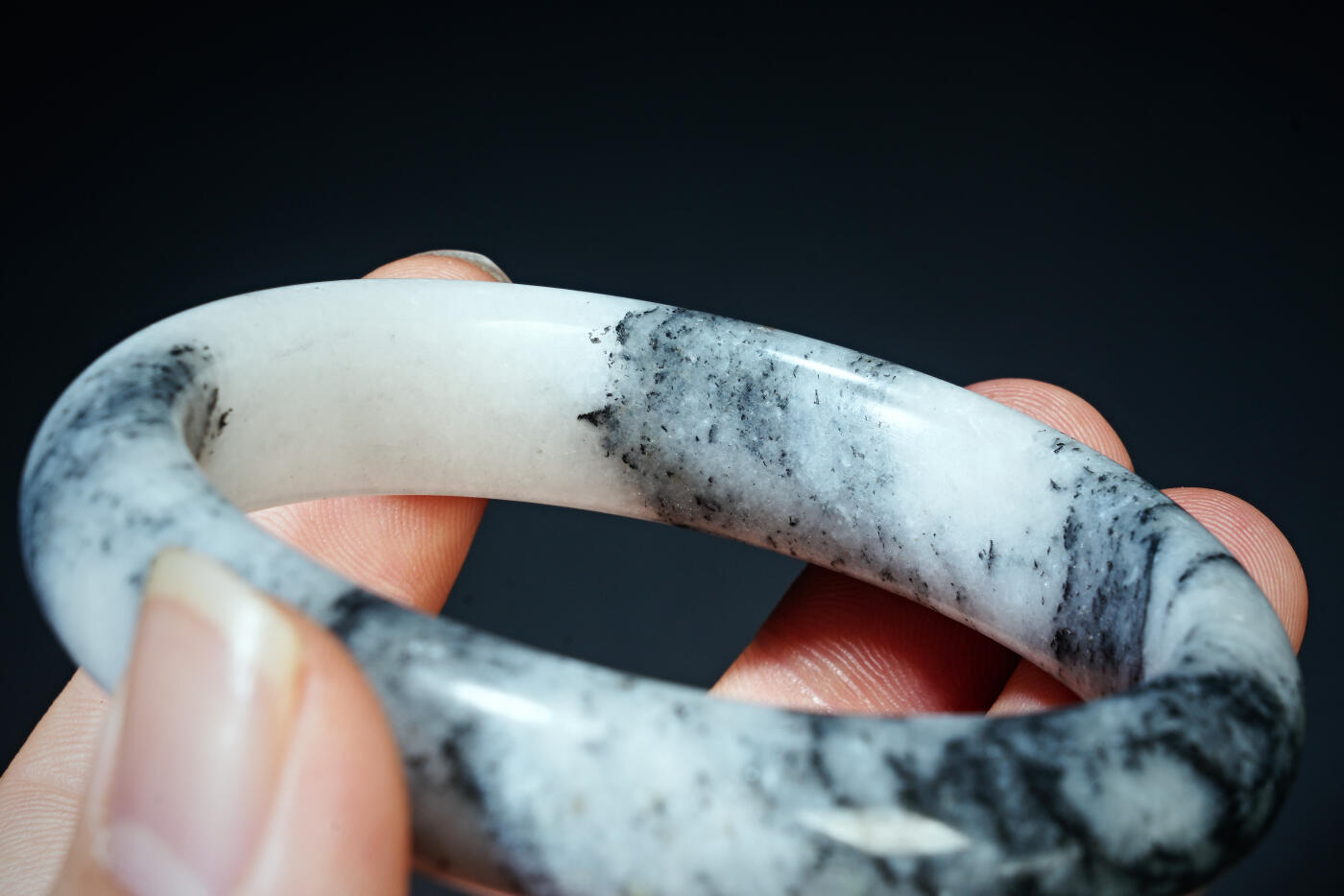 上海都达杂项专场五十八【全场包邮】  天然和田玉籽料墨玉手镯93-23