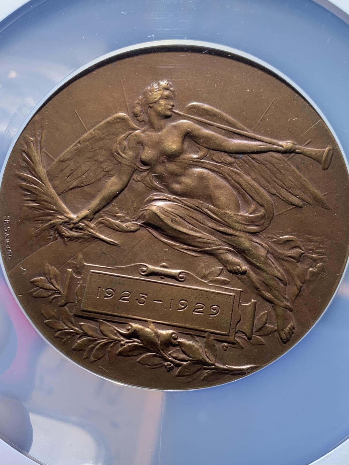 《竞宝斋》第473场 周日，周一 2场连拍 （全场包邮）欢迎送拍 NGC MS63BN 1929年布鲁塞尔葡萄种植清凉奖章，正面：清凉女神张开翅膀，手持丰号角和橄榄枝，象征胜利和丰收。直径：65mm，加大盒封装。