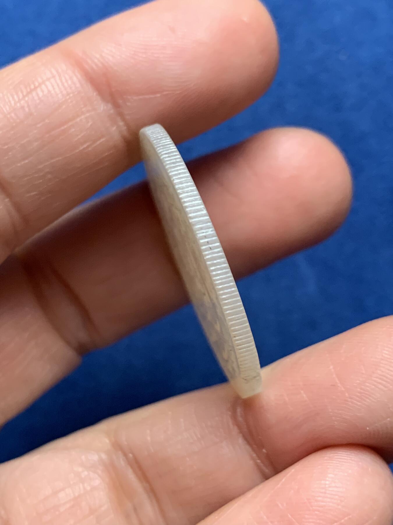 《竞宝斋》第473场 周日，周一 2场连拍 （全场包邮）欢迎送拍 英国一线回流清螺钿贝母筹码或代币一枚。手工精雕，中式园林公子仕女图，蝶花纹路看可能是梁祝。莹光宝气，少见厚片圆形款，侧边有齿。