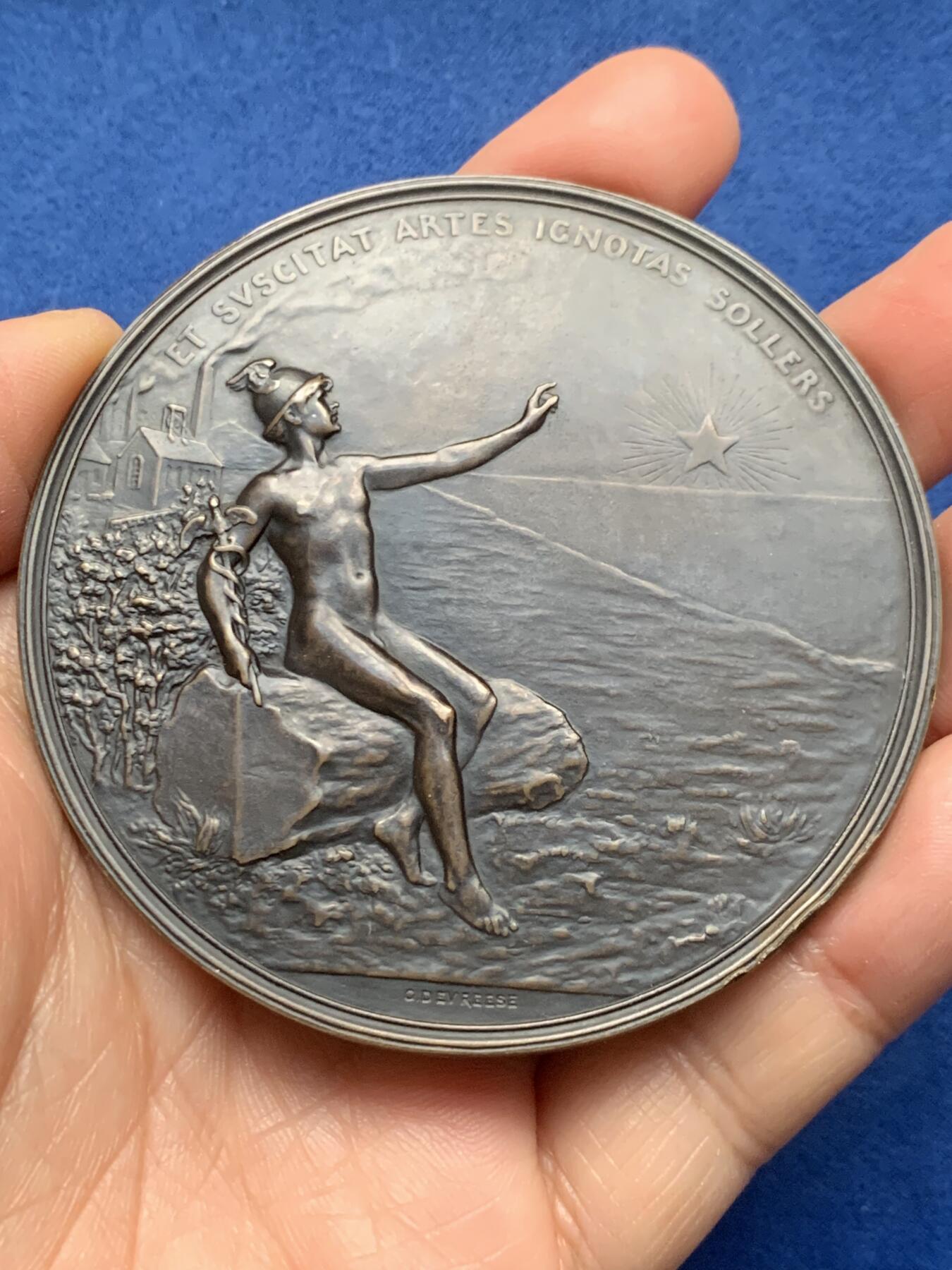 《竞宝斋》第473场 周日，周一 2场连拍 （全场包邮）欢迎送拍 1822年-1922年通用银行成立100周年纪念大铜章，极具金融历史发展收藏价值和异议，由著名雕塑家与章牌艺术家“戈德弗瓦鲁.杜弗莱斯”设计创作。直径：74.5mm，重：127.7克。