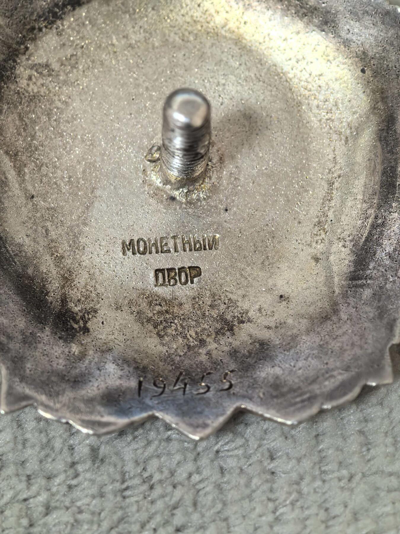 苏联勋章奖章拍卖 本次有亚捏，空军军服，国际运动员等好货 不要错过 3月20日晚上九点结束在麦稀奇 找不到的加我qq或者微信都是184277308备注苏章拍卖。 苏联亚历山大涅夫斯基勋章 19455 珐琅非常好 右边角底部中有微小蹭皮几乎不可见 过渡版本 原配银盖子 刻号不同于后面 它在最下方 厂标也较后期比较清晰紧凑 非常难得的版本 以前购自大西洋 可以提供当时的购买页面参考 介绍更详细 获得者Калашников Николай Иванович 近卫步兵团团副 积弊100+俘虏400+设置口袋战术  