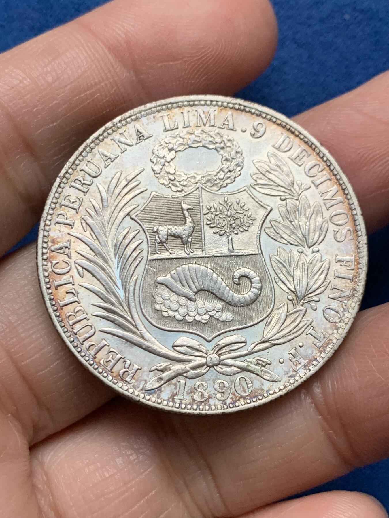 《竞宝斋》第473场 周日，周一 2场连拍 （全场包邮）欢迎送拍 环彩秘鲁1890年坐人女神1比索银币，高银版本