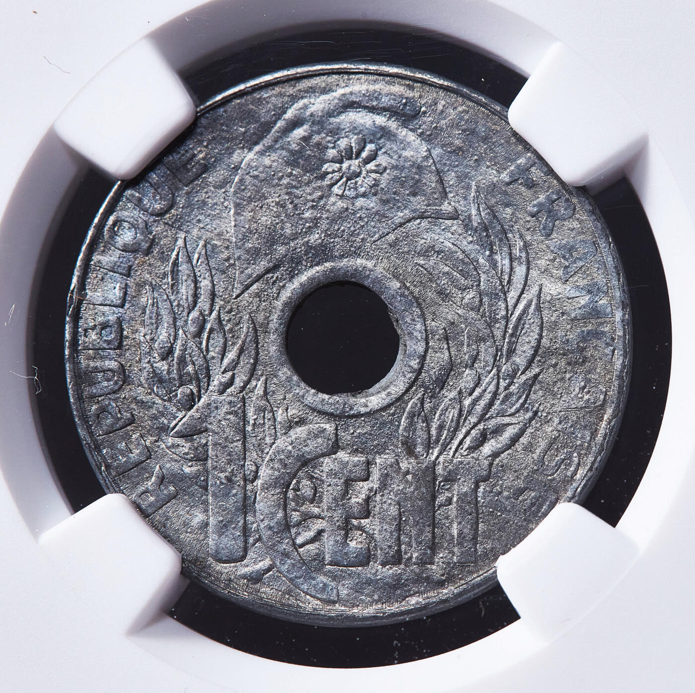 【俄甄集藏】2026年(050)04-01星期三 晚 19:30 全场包邮 法属印度支那1941年帽圈版中孔1分锌币，NGC MS63，MS状态难得