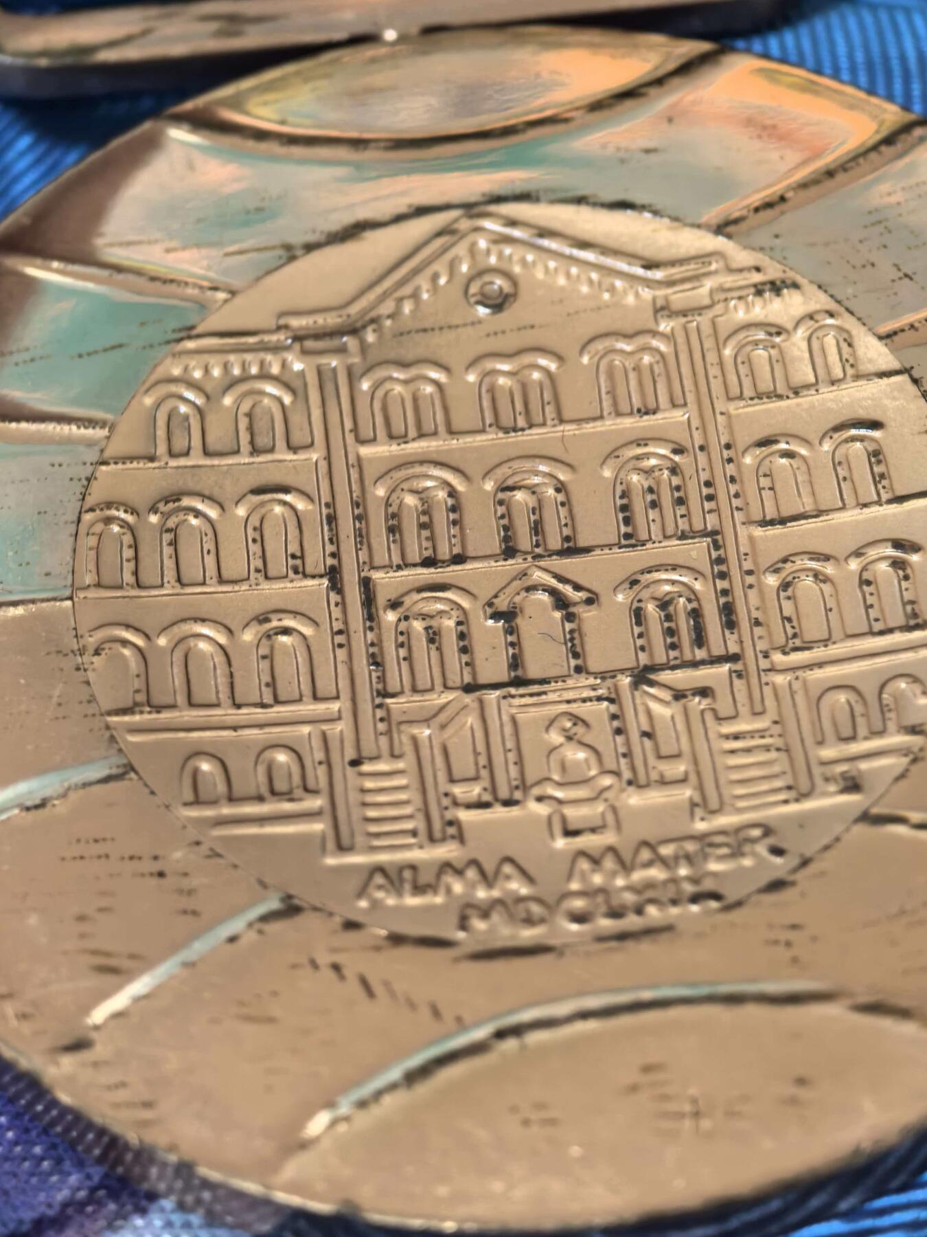 苏联勋章奖章拍卖 本次有亚捏，空军军服，国际运动员等好货 不要错过 3月20日晚上九点结束在麦稀奇 找不到的加我qq或者微信都是184277308备注苏章拍卖。 1987年萨格勒布世界大学生运动会铜质奖牌 这枚为莫斯科大学定制版铜牌 挺少见的 重量接近150克 国际市场价值很高 有兴趣的可以自己找下资料