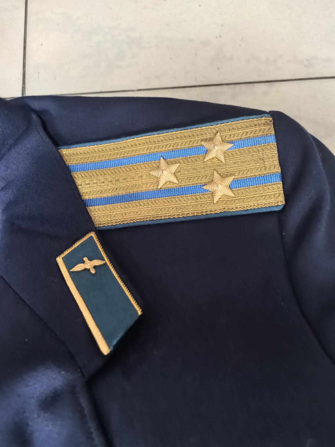 苏联勋章奖章拍卖 本次有亚捏，空军军服，国际运动员等好货 不要错过 3月20日晚上九点结束在麦稀奇 找不到的加我qq或者微信都是184277308备注苏章拍卖。 苏联空军上校军服上衣 大概尺寸175  保存完好 没有破损 领章少一个找不到了其他都很好 右胸有几个佩戴勋章的眼 衣服可以说保存的非常好照片一起给不保证是本人 20✘25大尺寸