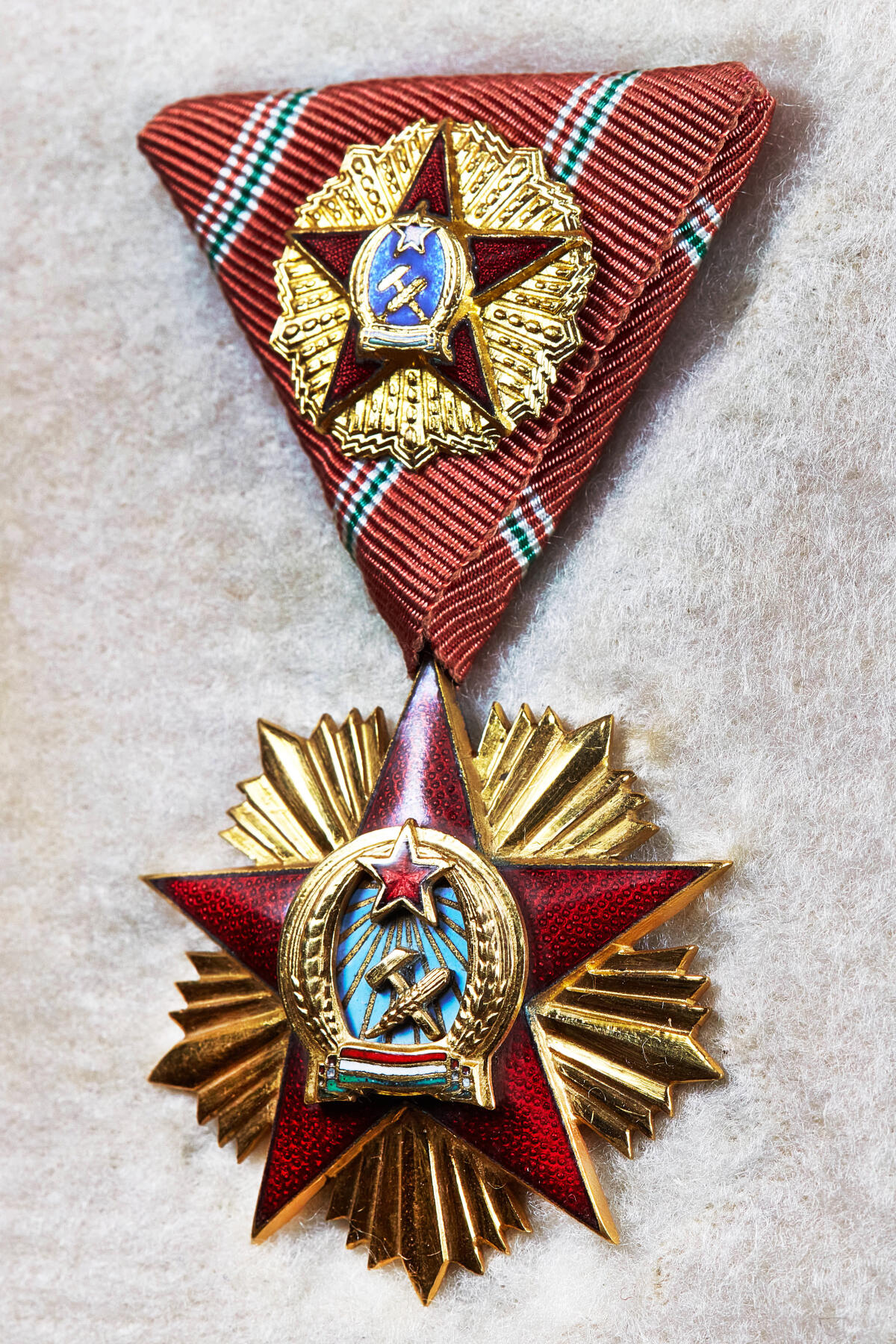 【俄甄集藏】2026年(050)04-01星期三 晚 19:30 全场包邮 匈牙利人民共和国一级共和国勋章，原盒，铜质镀金，局部珐琅，匈牙利人民共和国最高等级勋章，星章直径：70mm，重量：83.5克；挂章直径：43mm，含绶带重量：25克，共发行169枚，该版为1949-1953年早期版