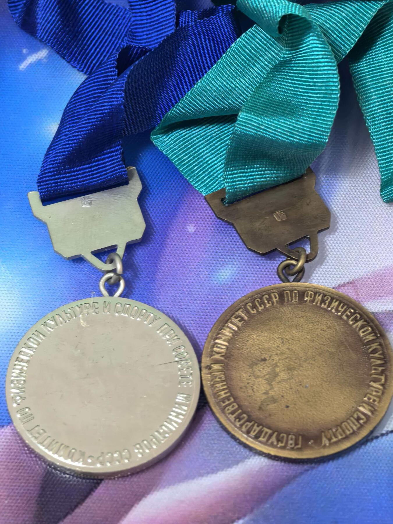 苏联勋章奖章拍卖 本次有亚捏，空军军服，国际运动员等好货 不要错过 3月20日晚上九点结束在麦稀奇 找不到的加我qq或者微信都是184277308备注苏章拍卖。 苏联锦标赛银、铜奖章（Чемпионат СССР）银色款：镀银/银质合金 铜色款：黄铜/青铜 授予在苏联全国锦标赛中获得亚军、季军的运动员