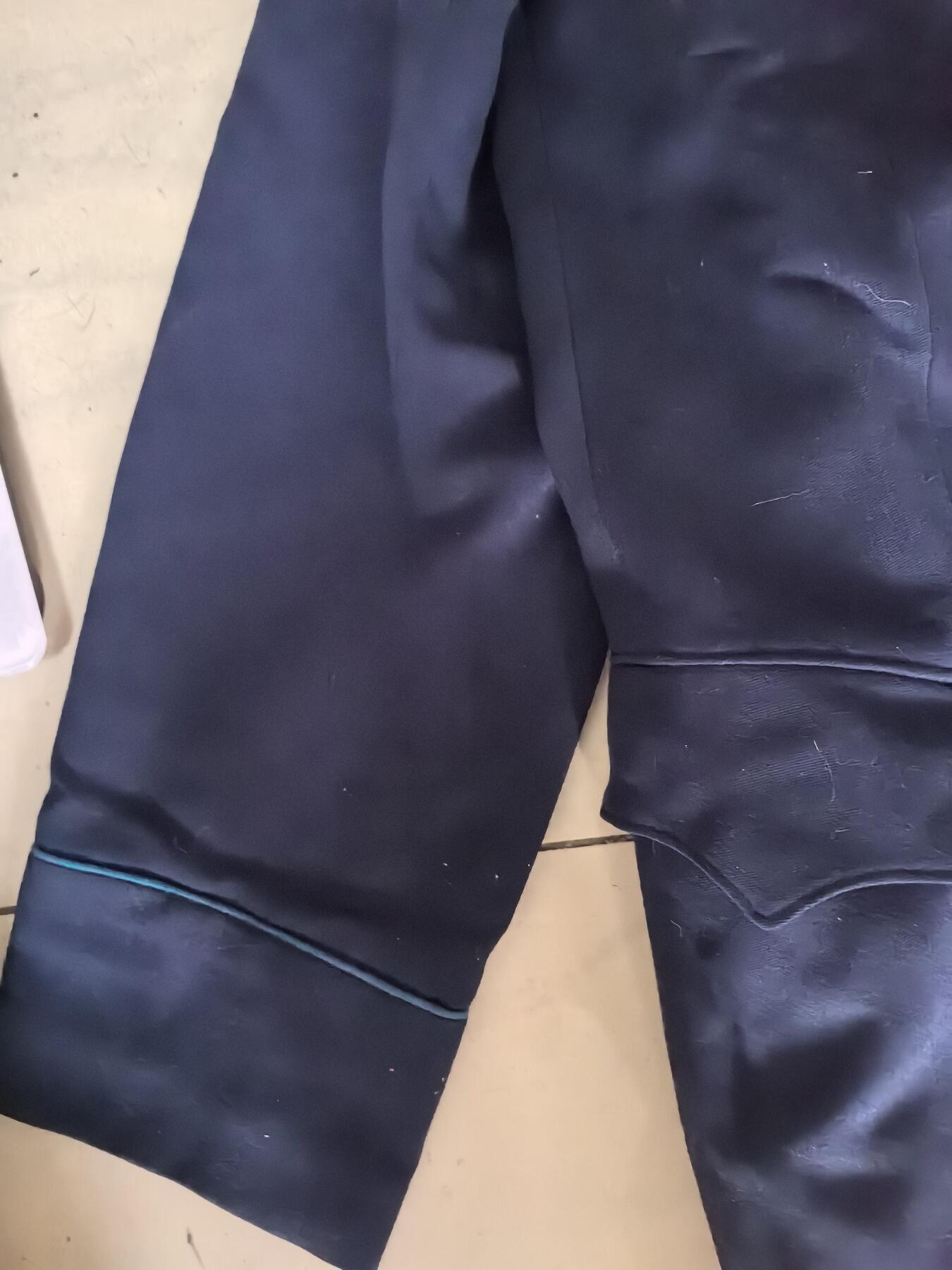 苏联勋章奖章拍卖 本次有亚捏，空军军服，国际运动员等好货 不要错过 3月20日晚上九点结束在麦稀奇 找不到的加我qq或者微信都是184277308备注苏章拍卖。 苏联空军上校军服上衣 大概尺寸175  保存完好 没有破损 领章少一个找不到了其他都很好 右胸有几个佩戴勋章的眼 衣服可以说保存的非常好照片一起给不保证是本人 20✘25大尺寸