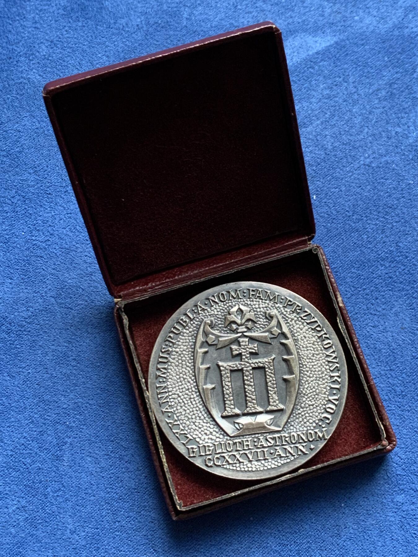 《竞宝斋》第473场 周日，周一 2场连拍 （全场包邮）欢迎送拍 1965年波兰耶德热尤夫国际历史学家大会铜章 59.6克 49.7mm 带盒