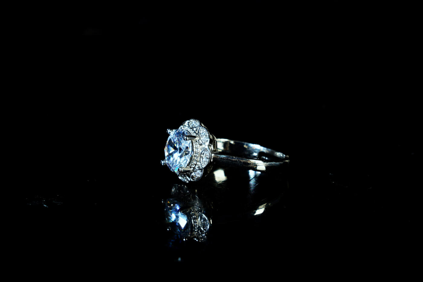 上海都达杂项专场五十八【全场包邮】  天然莫桑钻戒指 附鉴定证书93-75