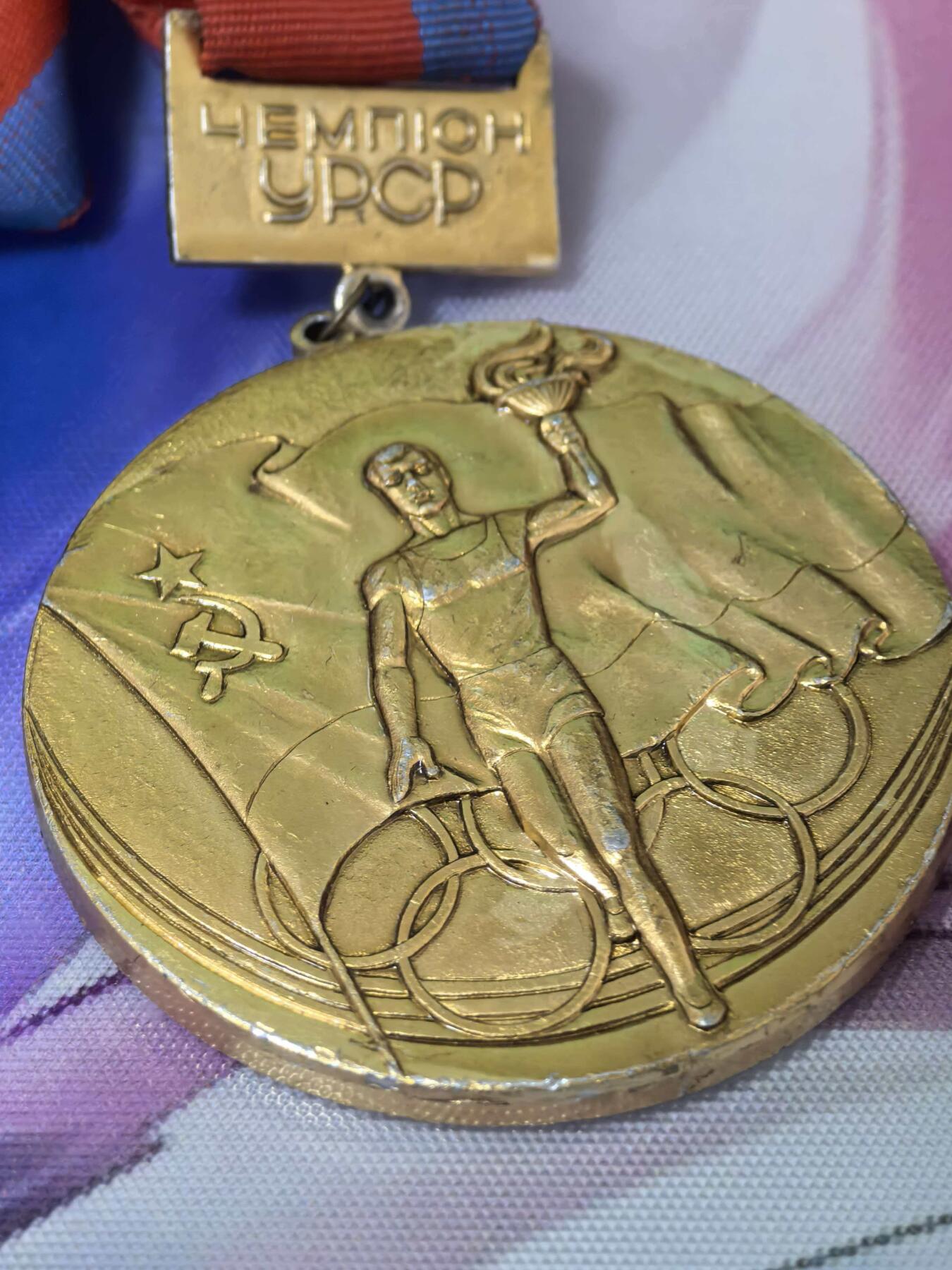 苏联勋章奖章拍卖 本次有亚捏，空军军服，国际运动员等好货 不要错过 3月20日晚上九点结束在麦稀奇 找不到的加我qq或者微信都是184277308备注苏章拍卖。 前苏联乌克兰锦标赛 重量较轻