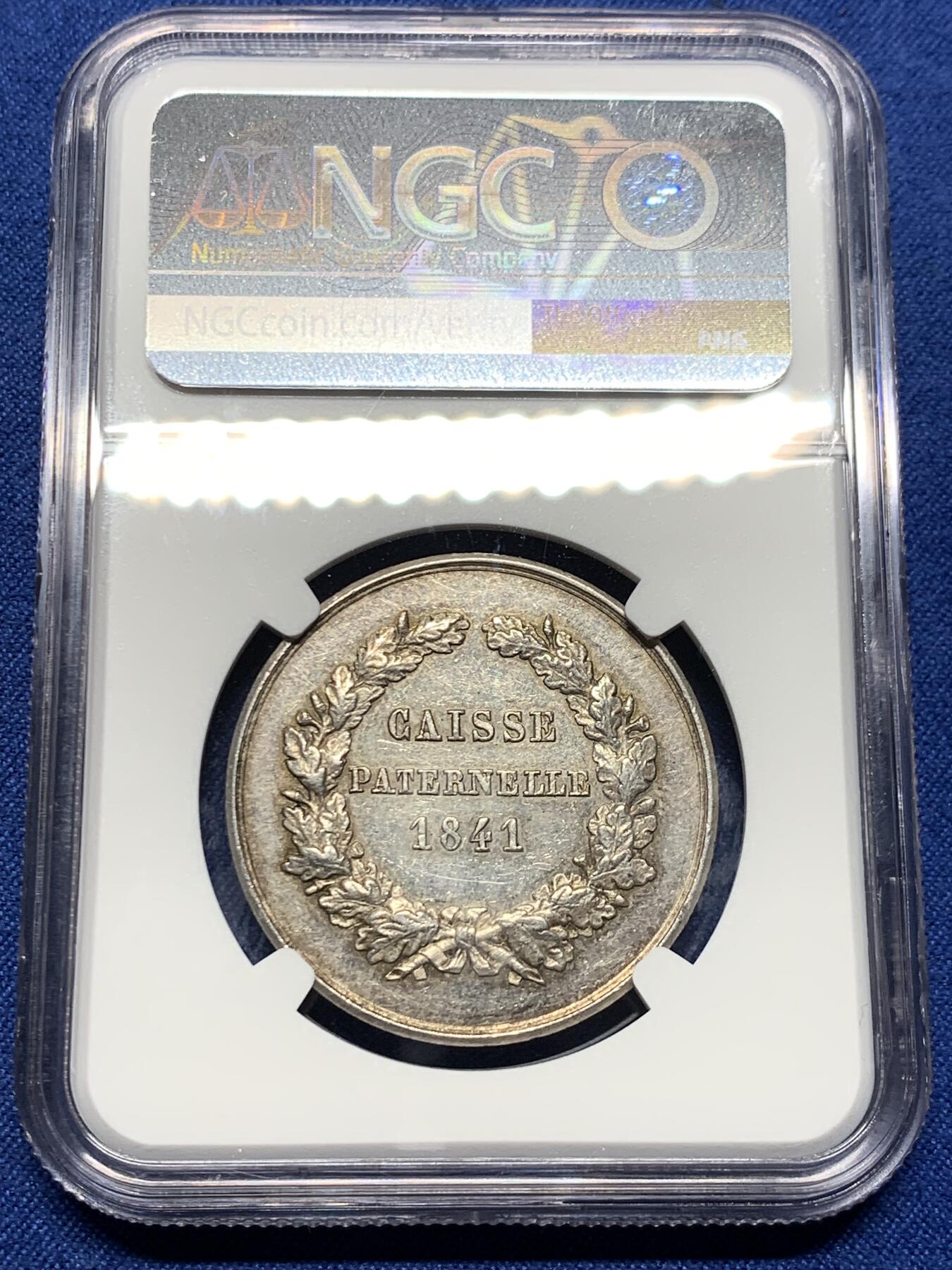 《竞宝斋》第473场 周日，周一 2场连拍 （全场包邮）欢迎送拍 NGC MS61 法国“父爱储蓄基金”银质八角代币，该币正面图案为一座茅草屋顶的小屋，象征家庭与储蓄，周围环绕星星与装饰纹样，寓意“父爱”与“守护”。