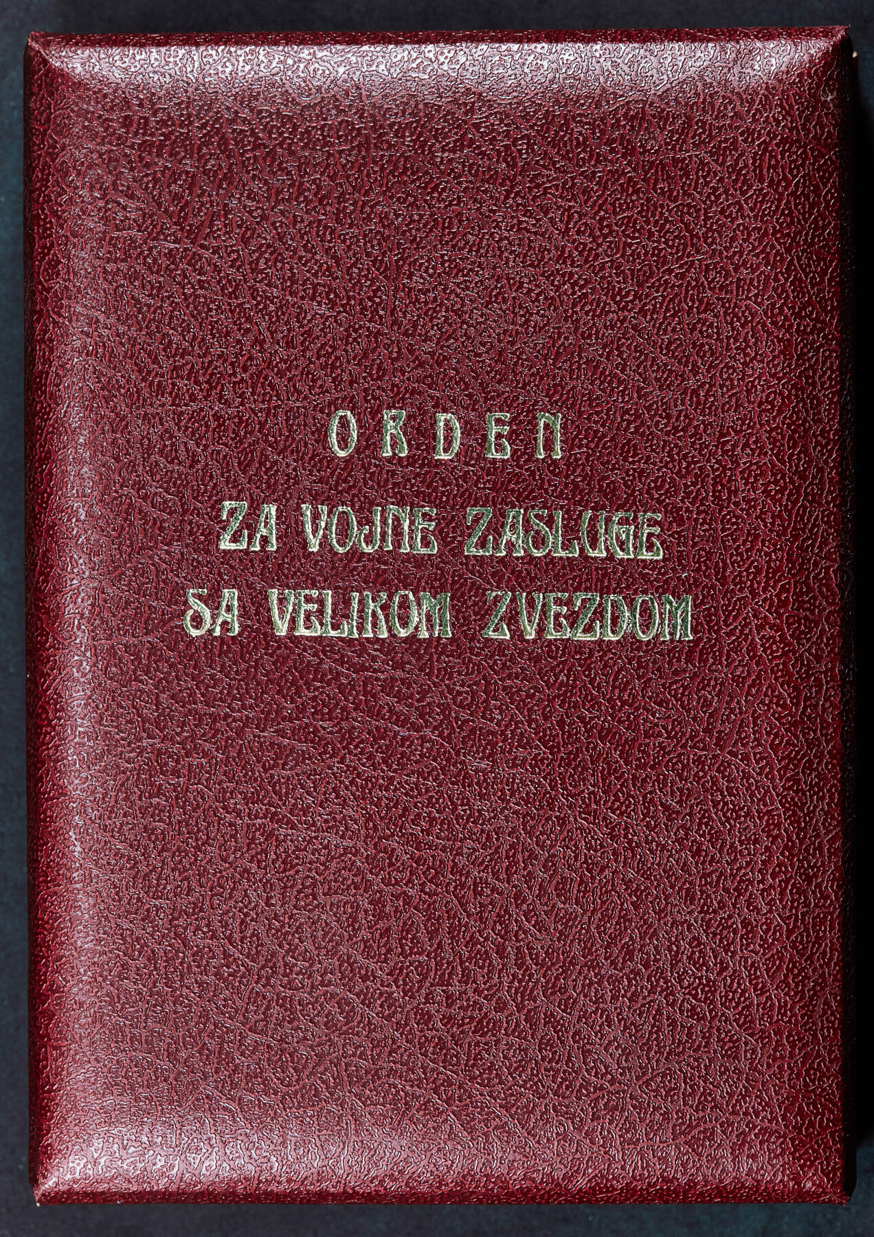 【俄甄集藏】2026年(050)04-01星期三 晚 19:30 全场包邮 南斯拉夫一级军事功勋勋章，银质局部珐琅，原盒带证，六火炬版，稀有品种，直径：70mm，重量：87.2克