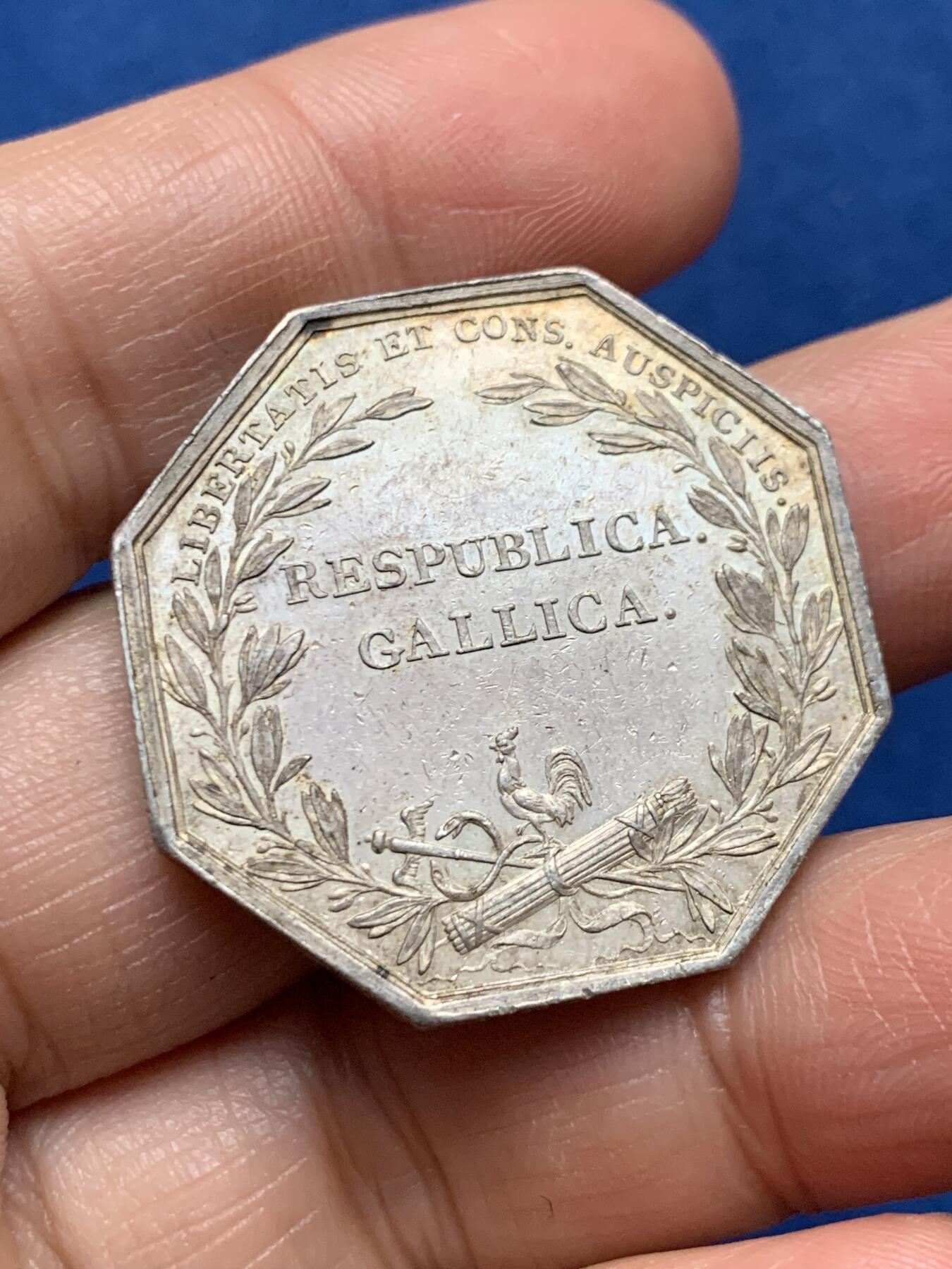 《竞宝斋》第473场 周日，周一 2场连拍 （全场包邮）欢迎送拍 法国波尔多商会八角银质代币，早期原铸无边铭，15克，33mm