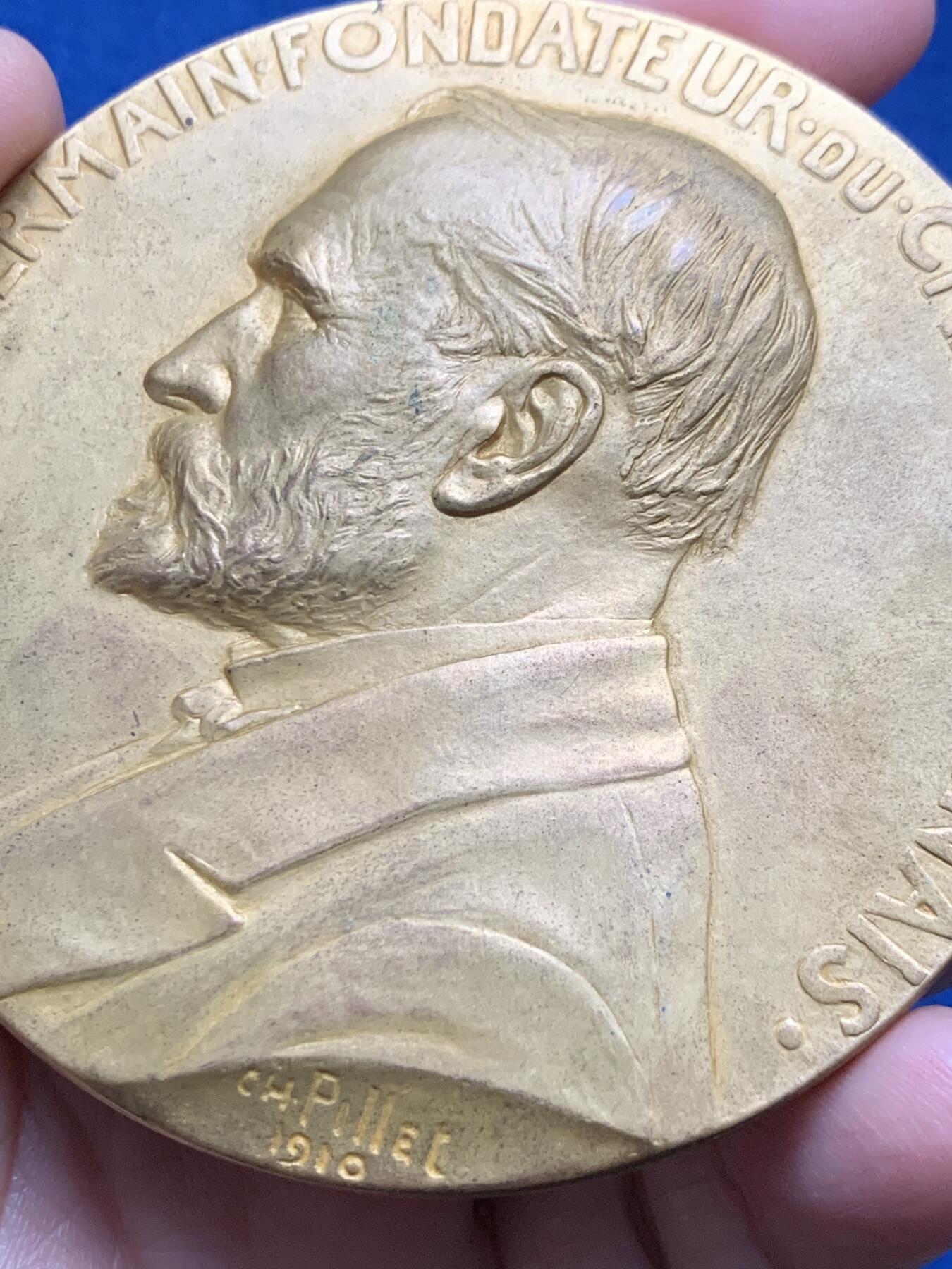 《竞宝斋》第473场 周日，周一 2场连拍 （全场包邮）欢迎送拍 法国1910年里昂银行镀金大铜章，80.5mm，242.7克，巨大规格，厚重压手，Pillet经典作品。人物发丝胡须细节极美，徽章繁复华丽。全品好状态，镀层状态极佳。