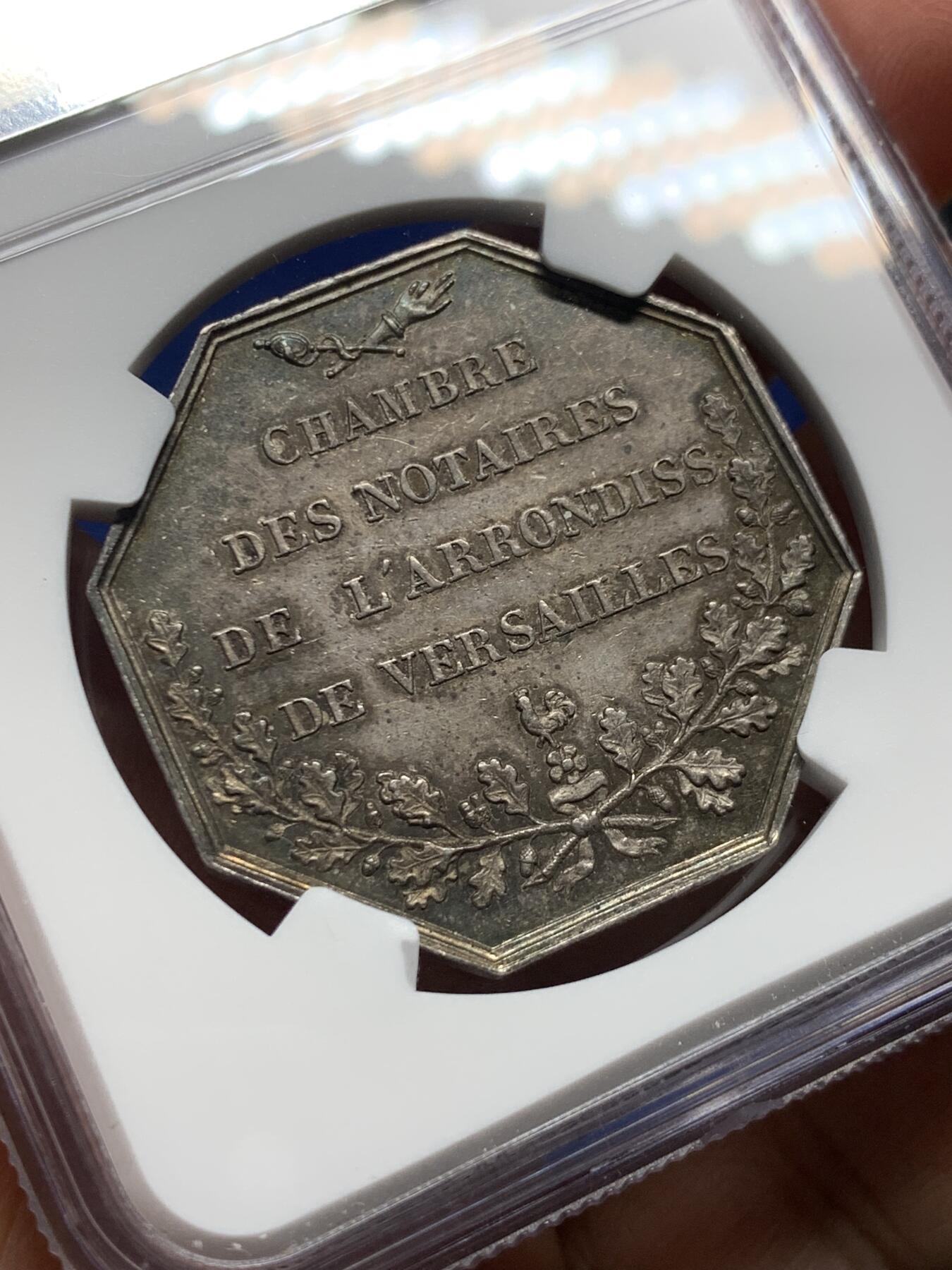 《竞宝斋》第473场 周日，周一 2场连拍 （全场包邮）欢迎送拍 NGC MS61 法国凡尔赛公证人协会银质代币，少见BOW边铭，中央图案为法国国王路易·菲利普一世的侧面头像，头像细节清晰，发丝与冠冕刻画精致，边缘铭文“LOUIS PHILIPPE I ROI DES FRANCAIS”表明其身份。