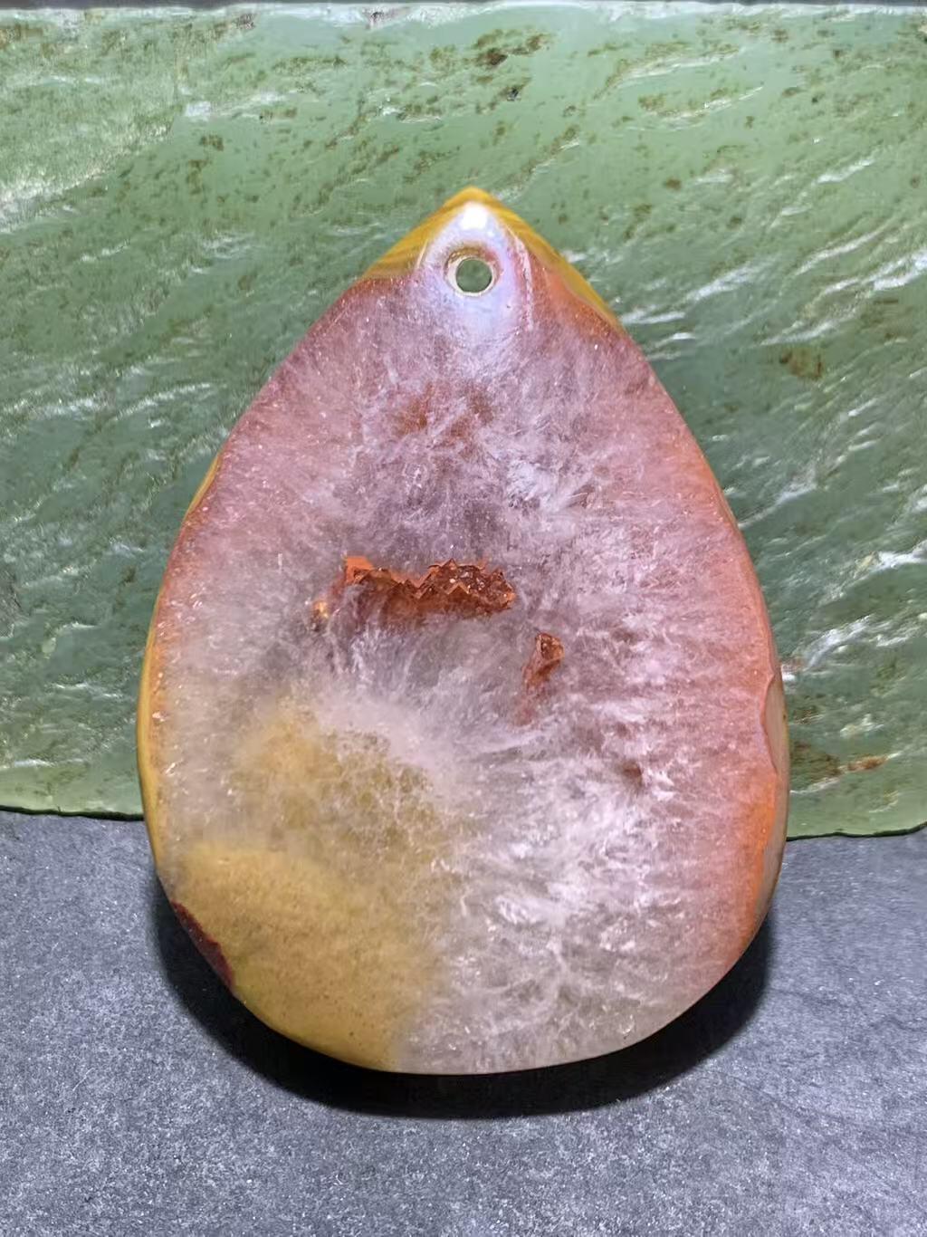 精美亚光冰飘糖心料战国红玛瑙手工雕刻玉兔吊坠一个，