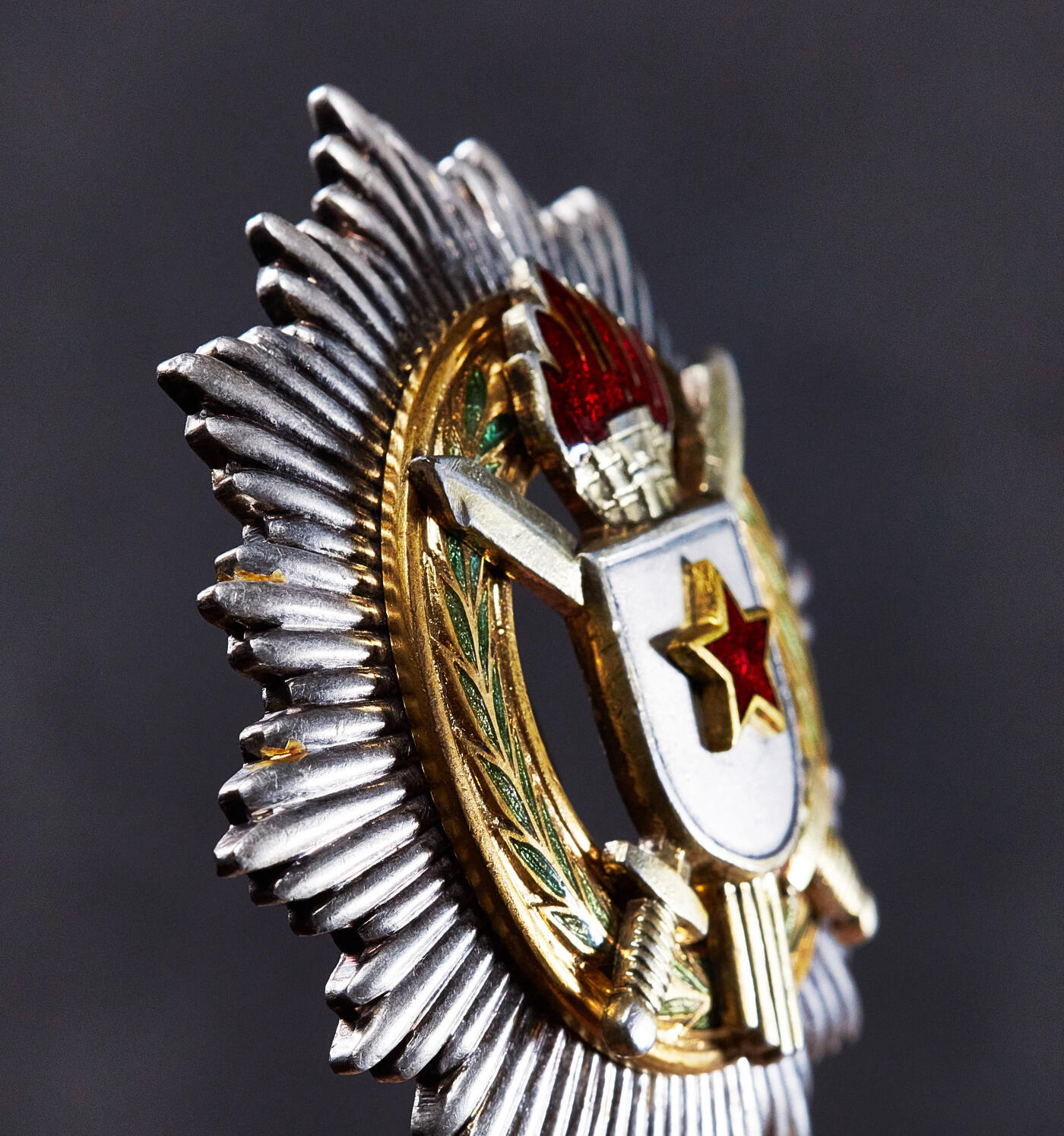 【俄甄集藏】2026年(050)04-01星期三 晚 19:30 全场包邮 南斯拉夫一级军事功勋勋章，银质局部珐琅，原盒带证，六火炬版，稀有品种，直径：70mm，重量：87.2克